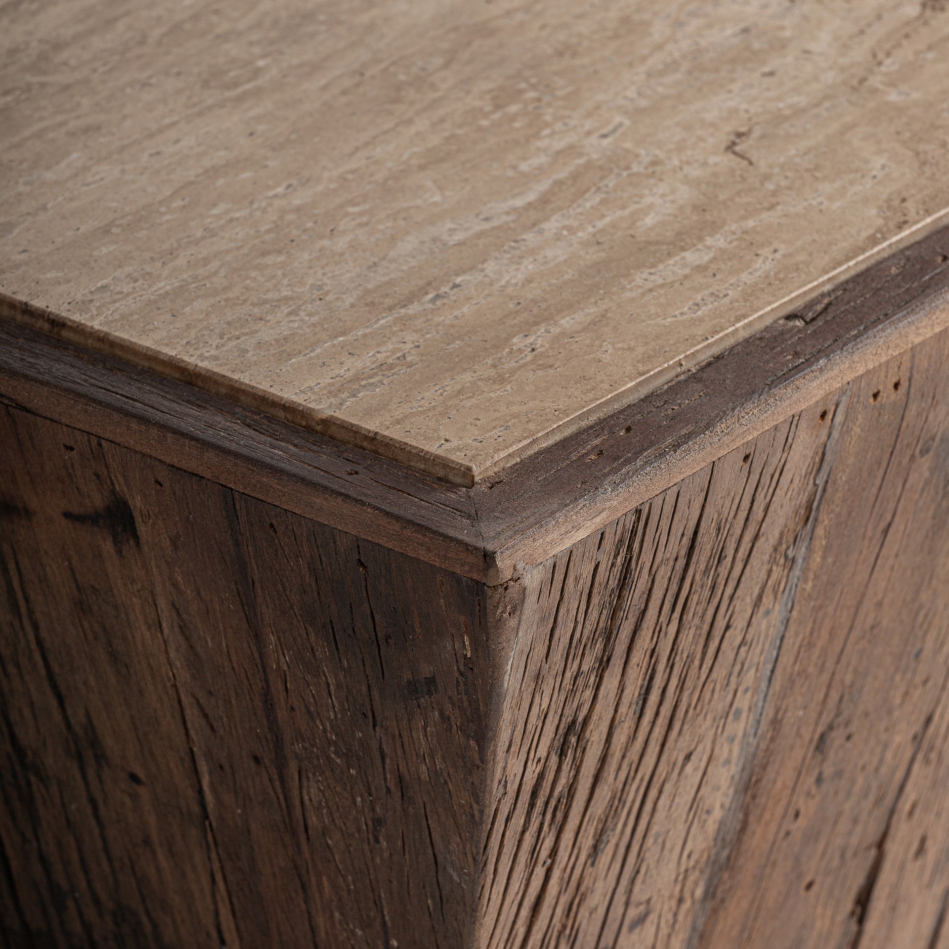 Koffietafel MERKEM van gerecycled hout met een travertijn blad