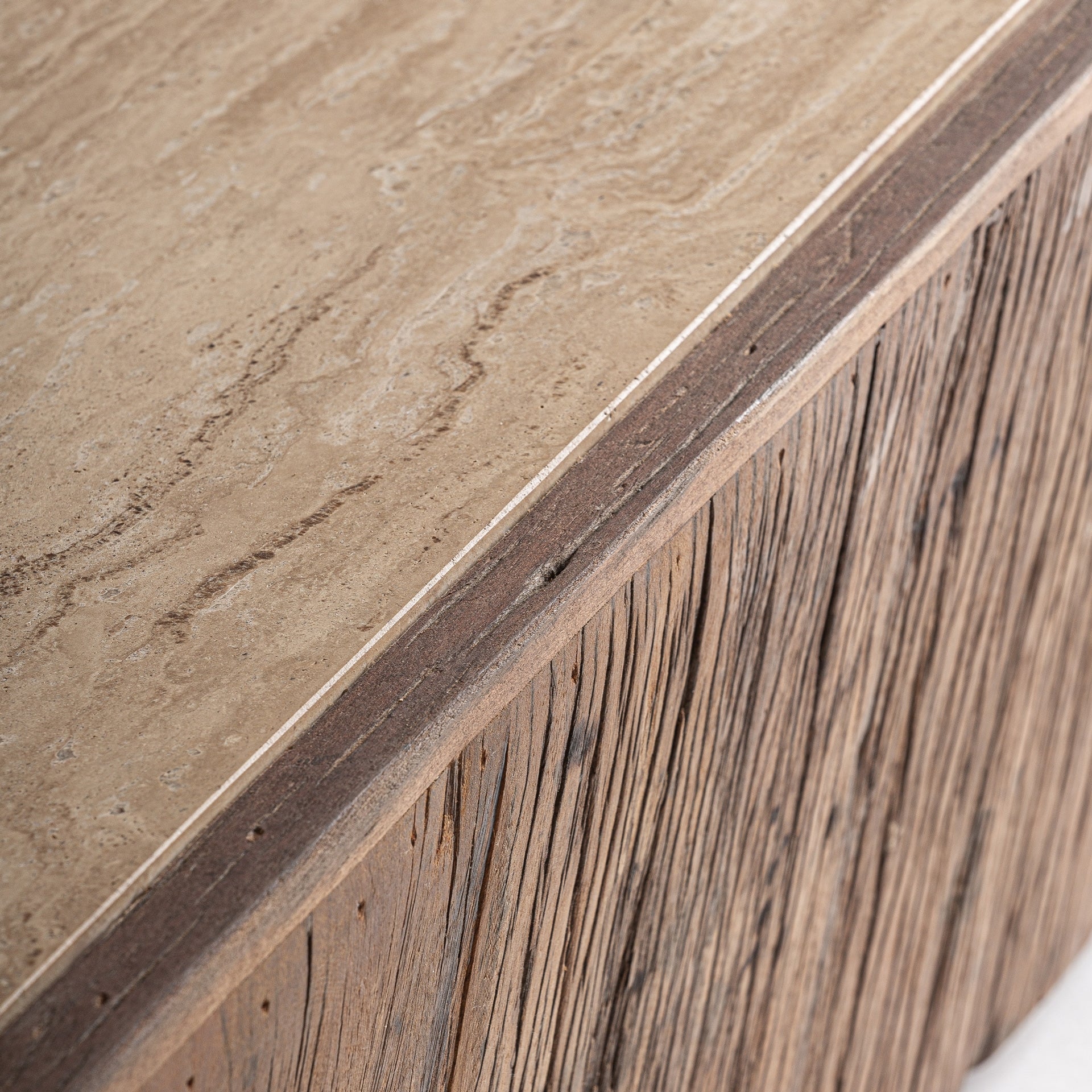 Koffietafel MERKEM van gerecycled hout met een travertijn blad