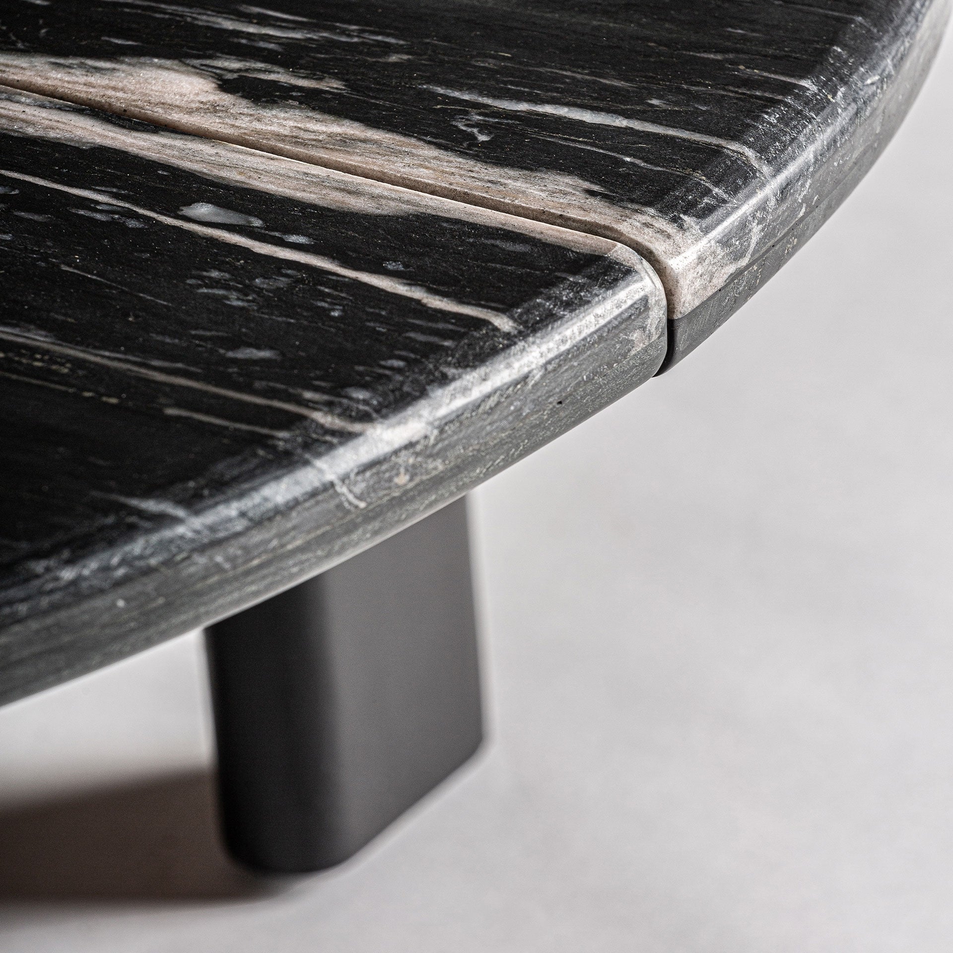 Kaffeetisch NARA aus schwarzem Eichenholz mit schwarzer Marmorplatte