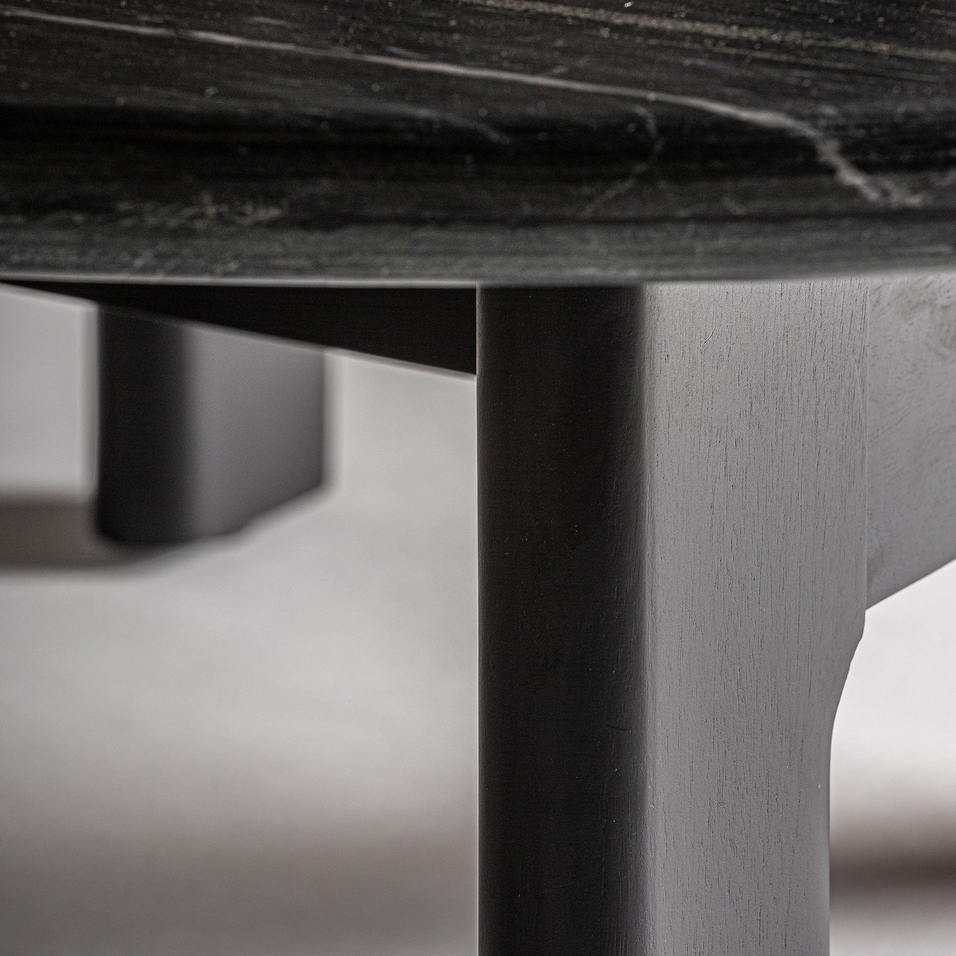 Kaffeetisch NARA aus schwarzem Eichenholz mit schwarzer Marmorplatte