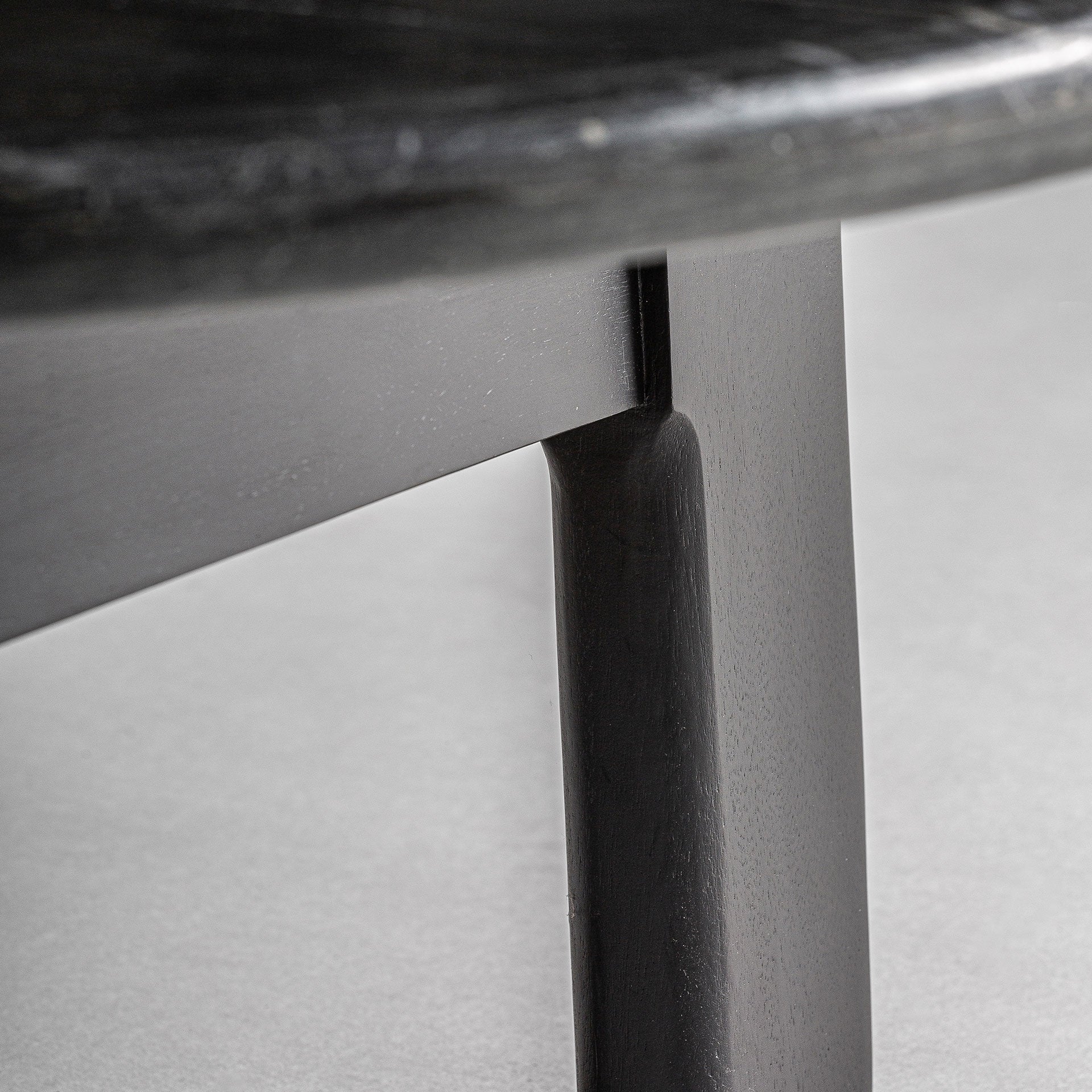 Kaffeetisch NARA aus schwarzem Eichenholz mit schwarzer Marmorplatte