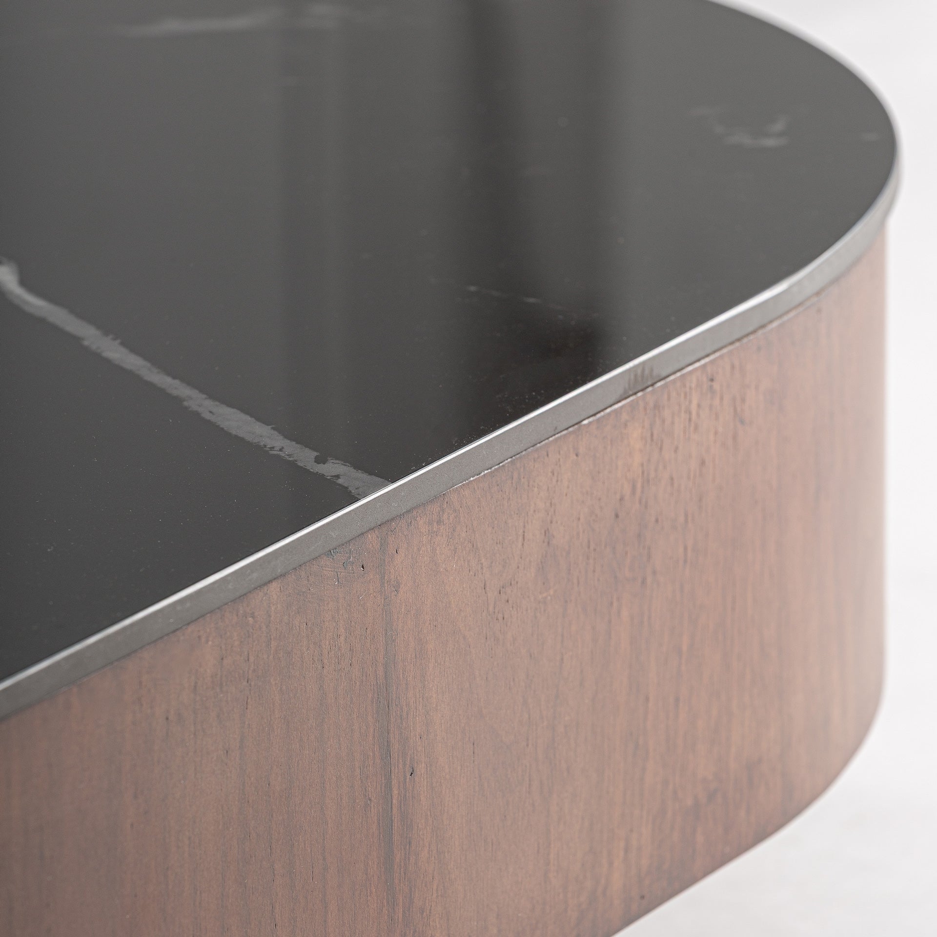 Kaffeetisch NEUFS Nussbaumfurnier mit schwarzer Tischplatte