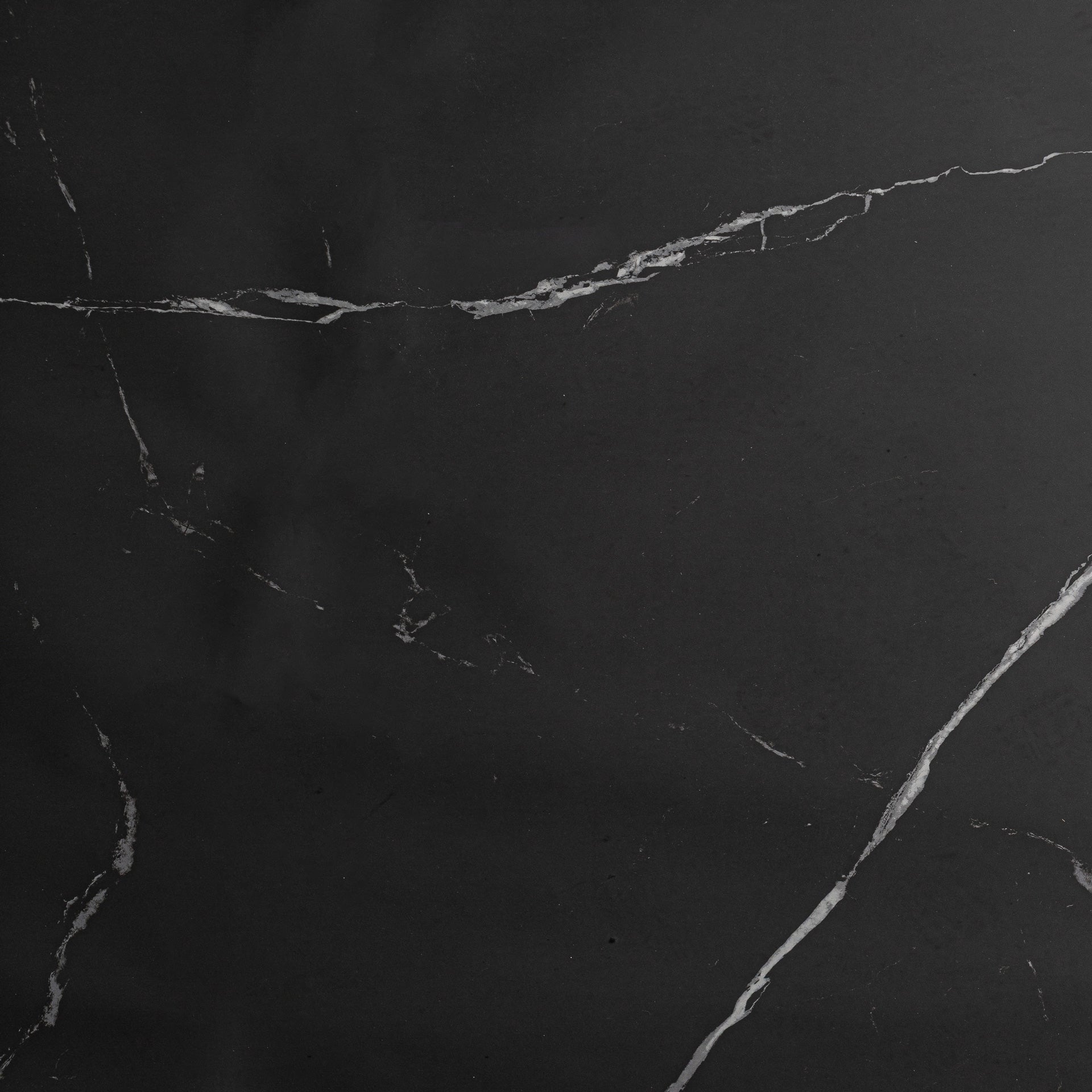 Kaffeetisch NEUFS Nussbaumfurnier mit schwarzer Tischplatte