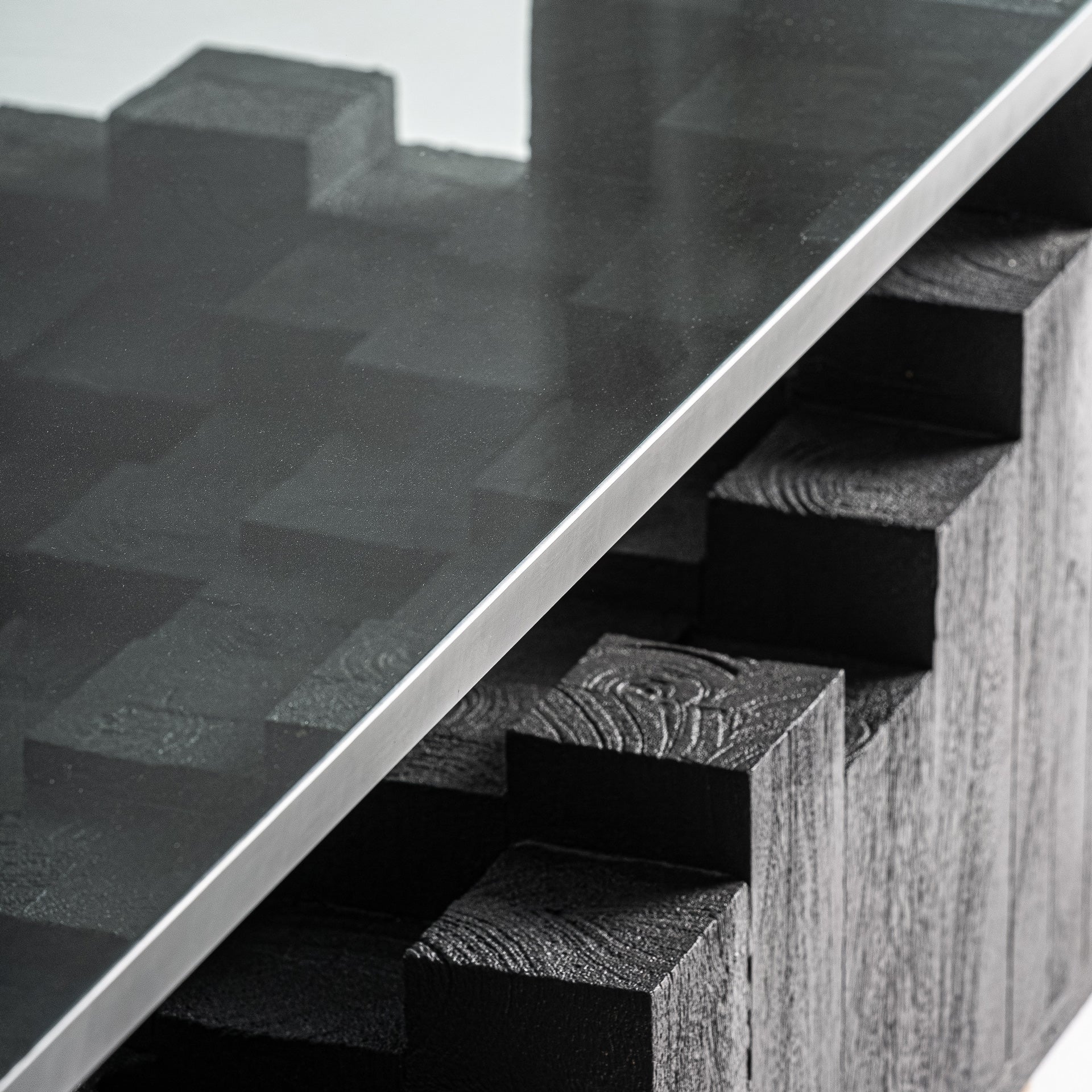 Kaffeetisch PÈTRIA aus schwarzem Mangoholz mit Glasplatte