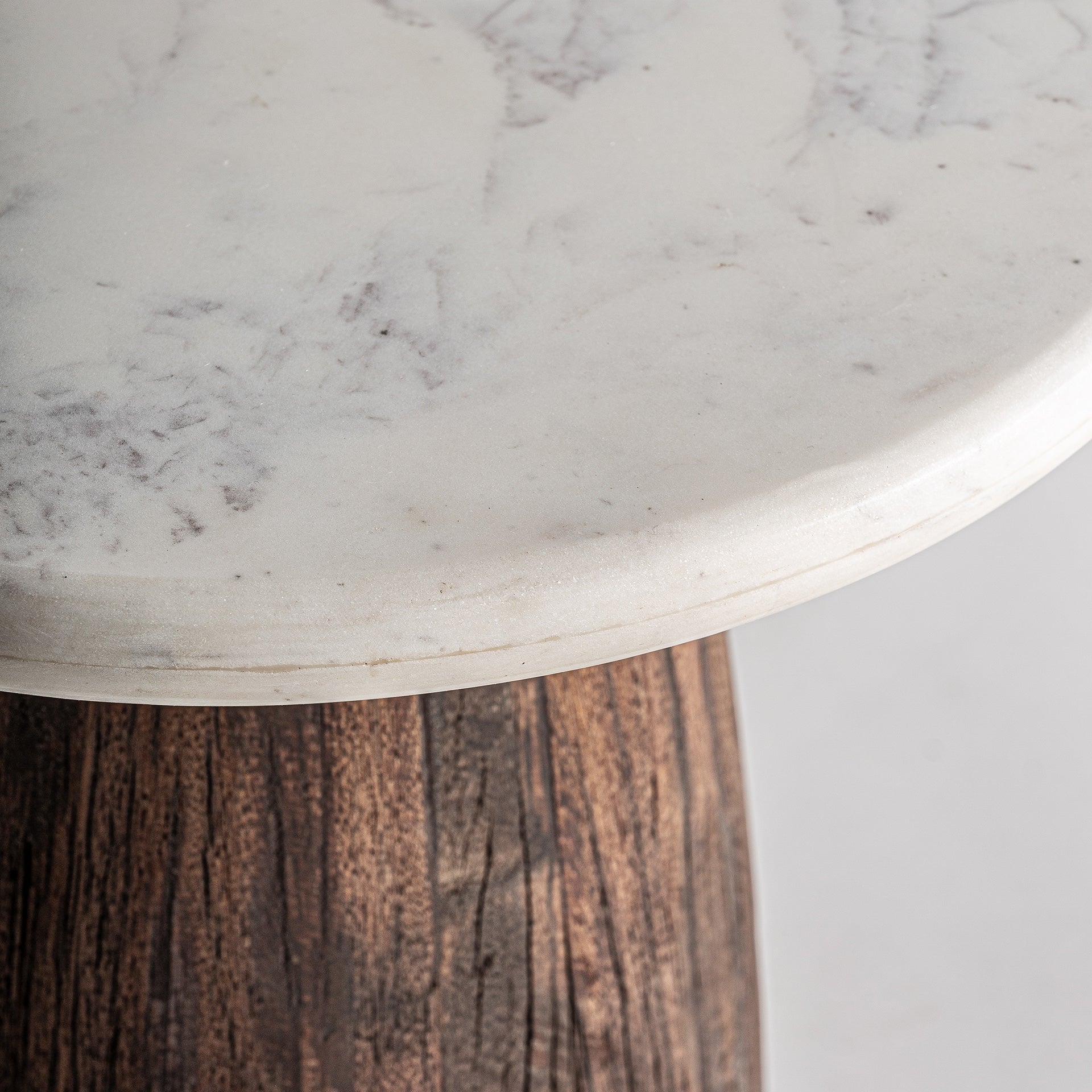 Kaffeetisch SKORUP aus recyceltem Holz mit Marmorplatte