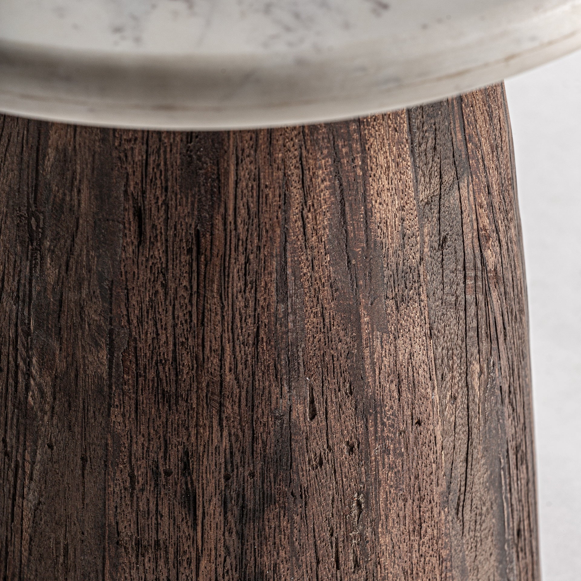 Kaffeetisch SKORUP aus recyceltem Holz mit Marmorplatte