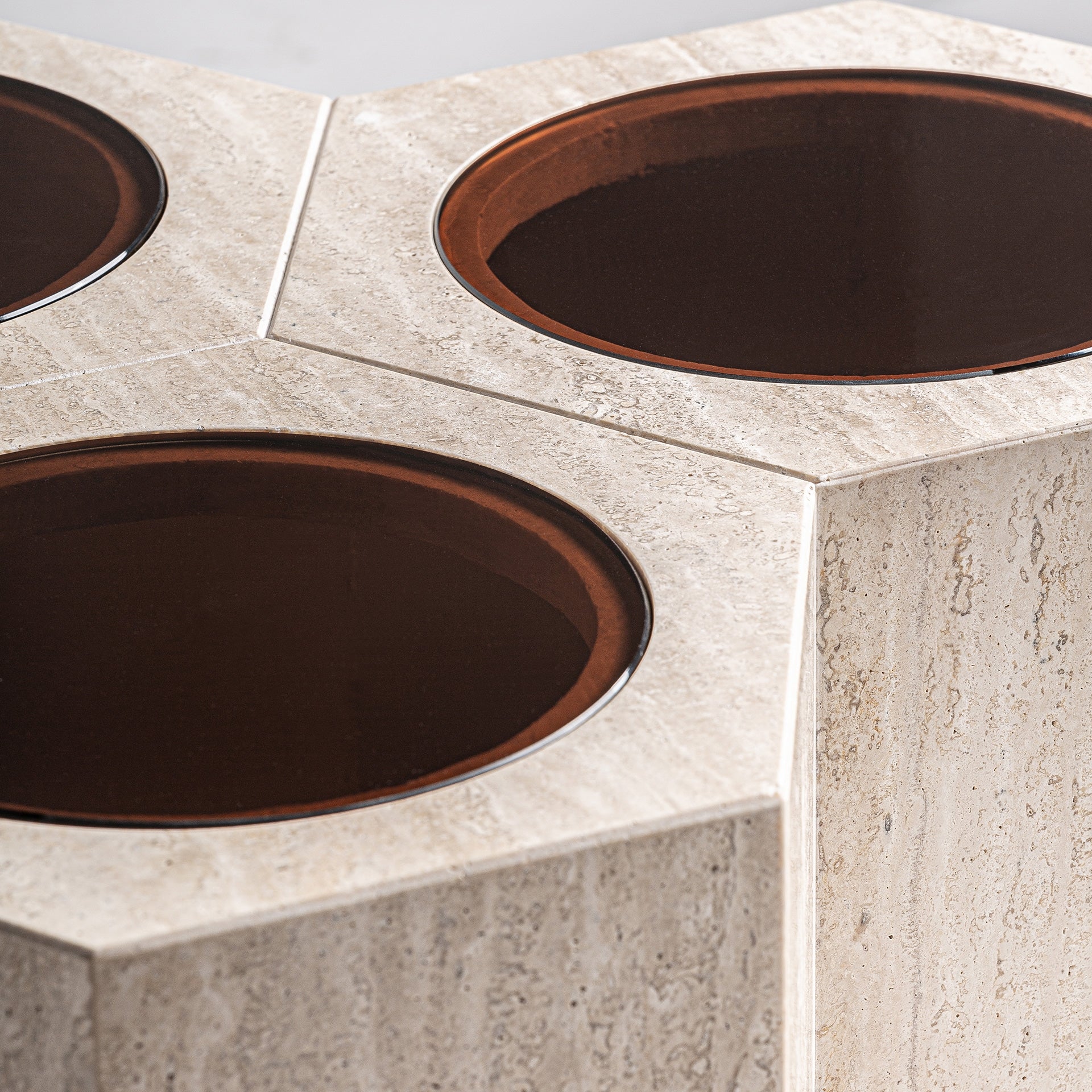 Salontafel THIENNES travertijn met bruin glas