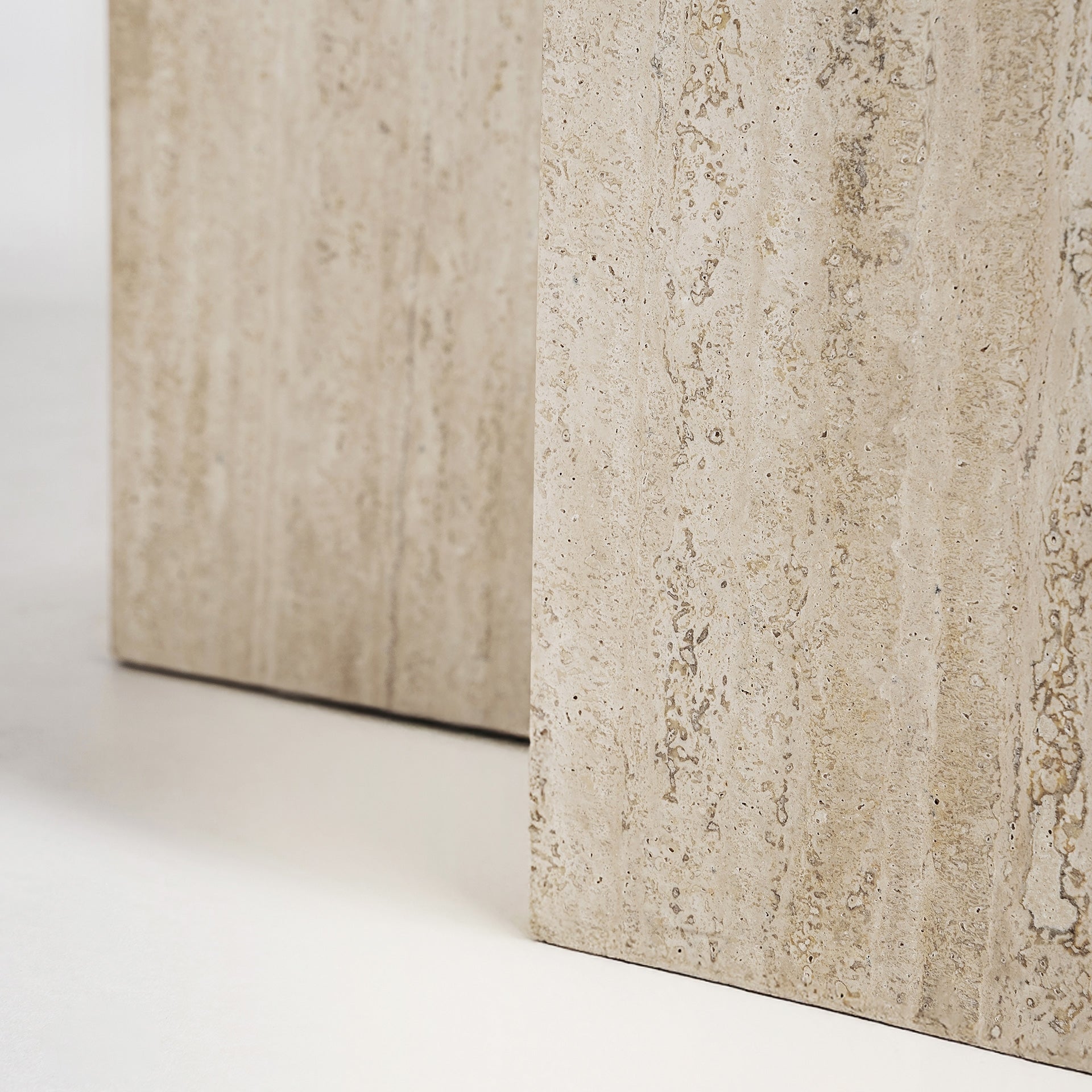 Salontafel THIENNES travertijn met bruin glas