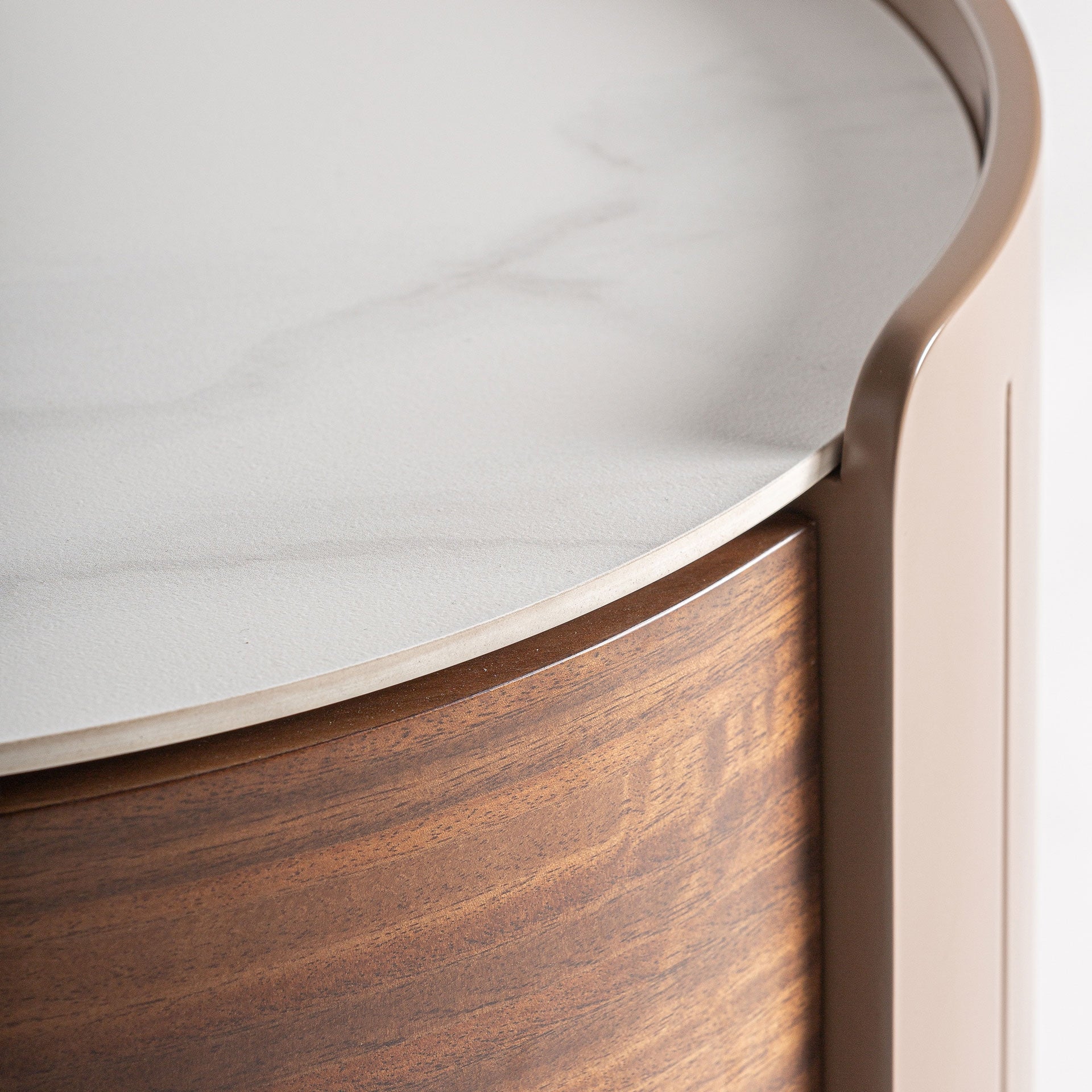 Nachtkastje met lades GISWIL van eucalyptusfineer met een beige afwerking