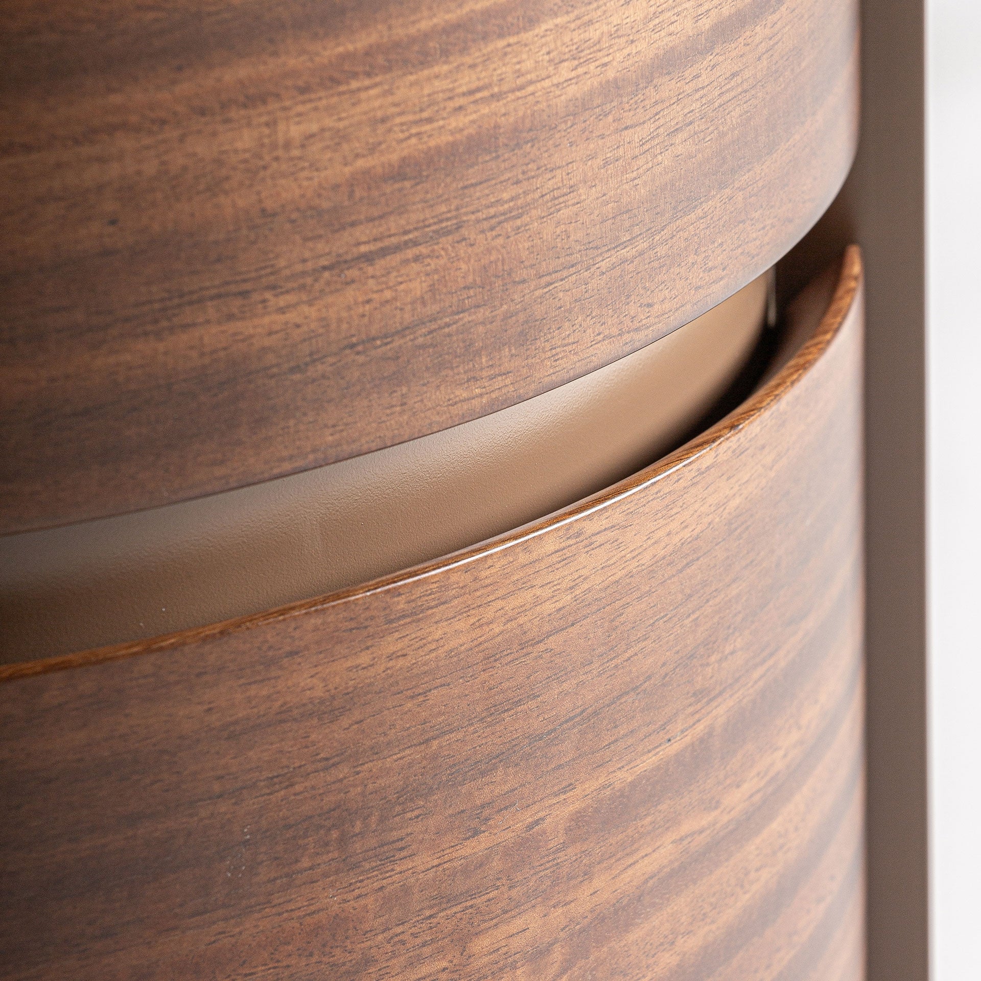 Nachtkastje met lades GISWIL van eucalyptusfineer met een beige afwerking