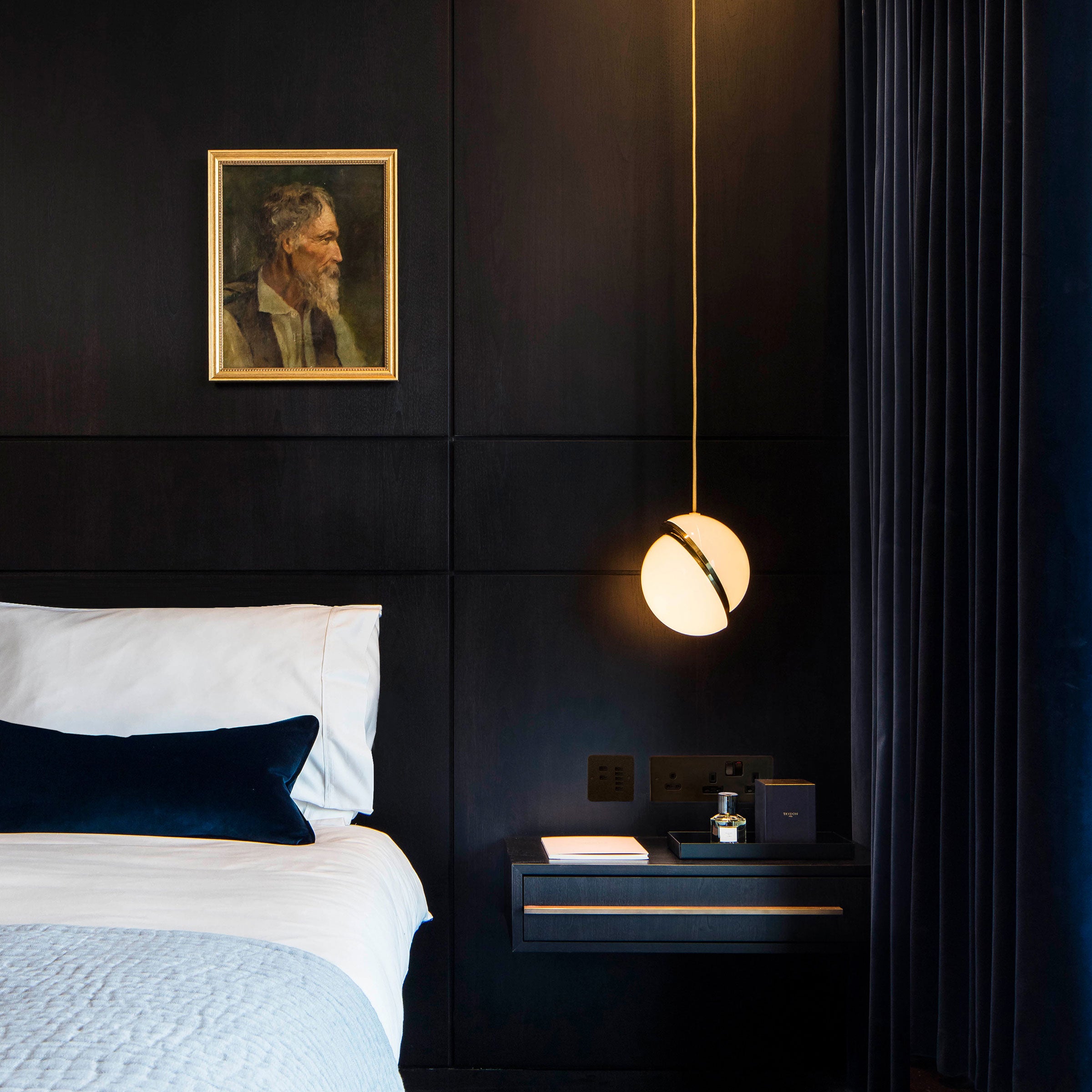Hanglamp CRESCENT met opalen glazen kap en messing.