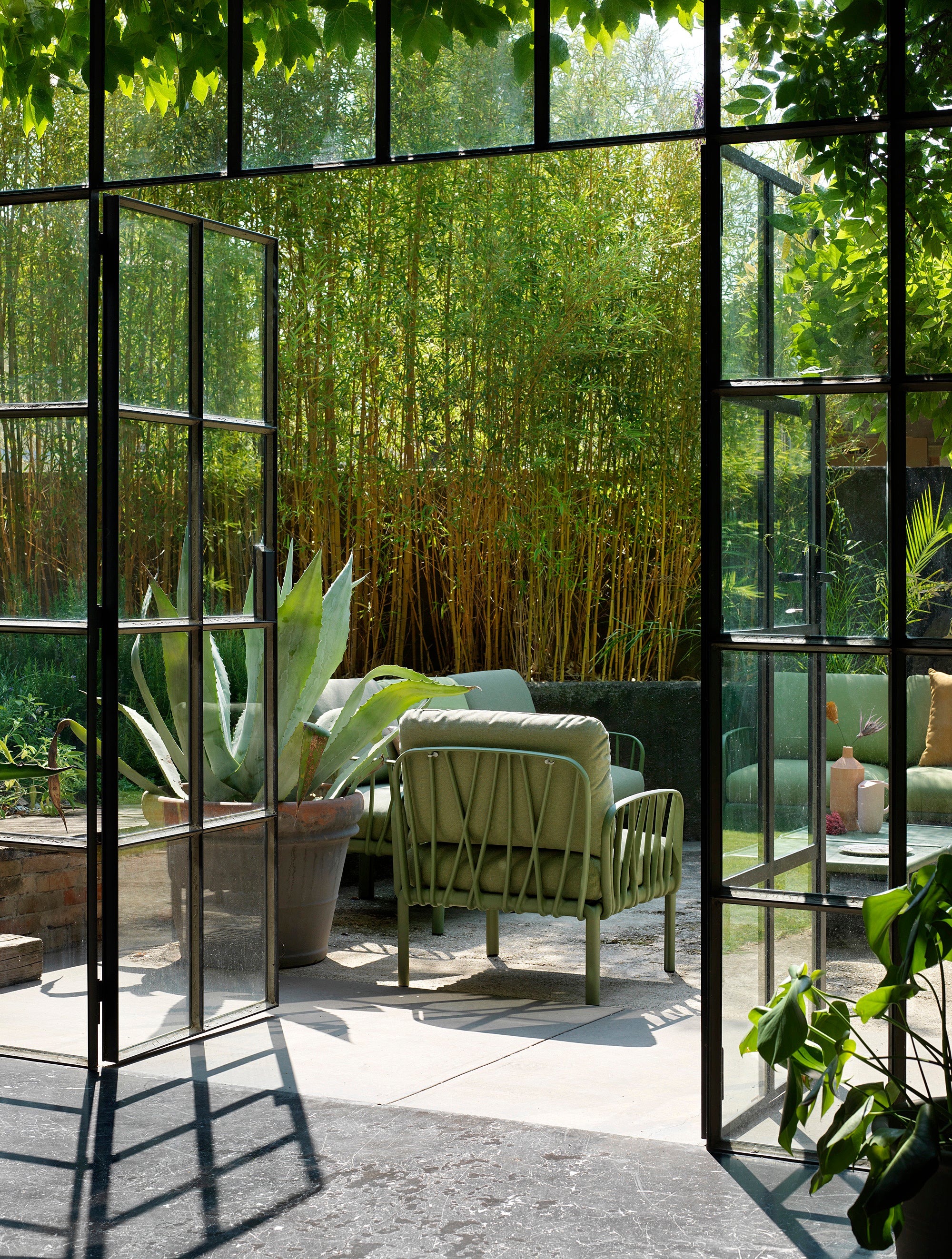 Modulaire buitenhoekbank KOMODO 5 beige Sunbrella® met antracietkleurige basis