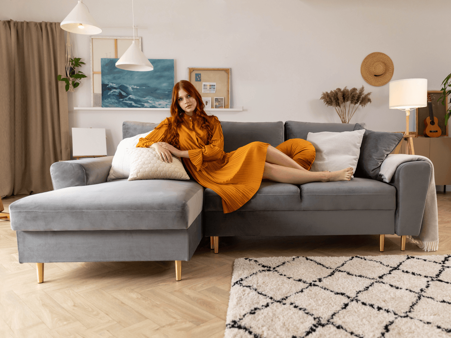 Narożnik prawostronny aksamitny z funkcją spania KYOTO ciemnoniebieski ze złotą podstawą Cosmopolitan Design Eye on Design