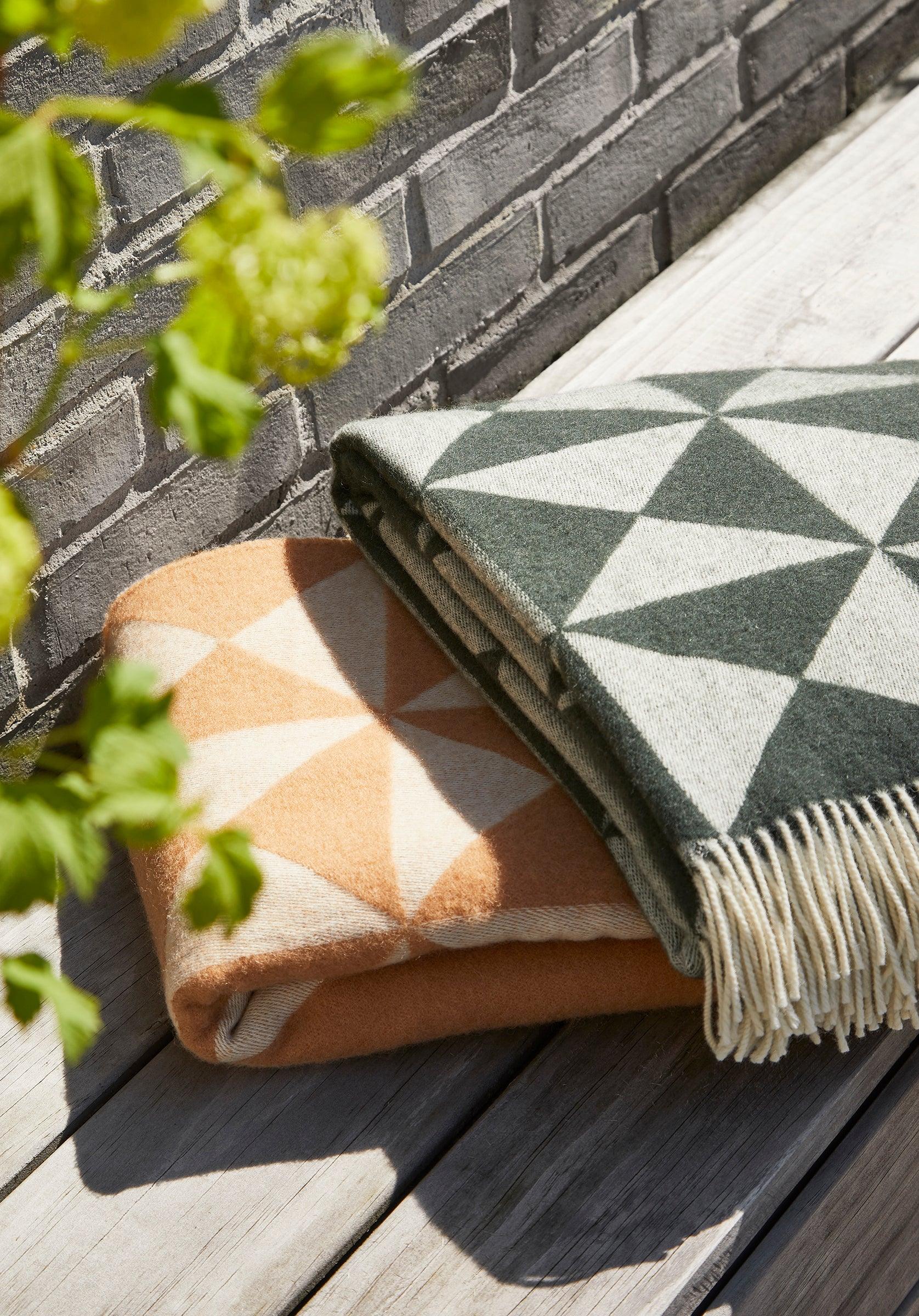 Narzuta MIRROR THROW ciemnozielony Verpan Eye on Design