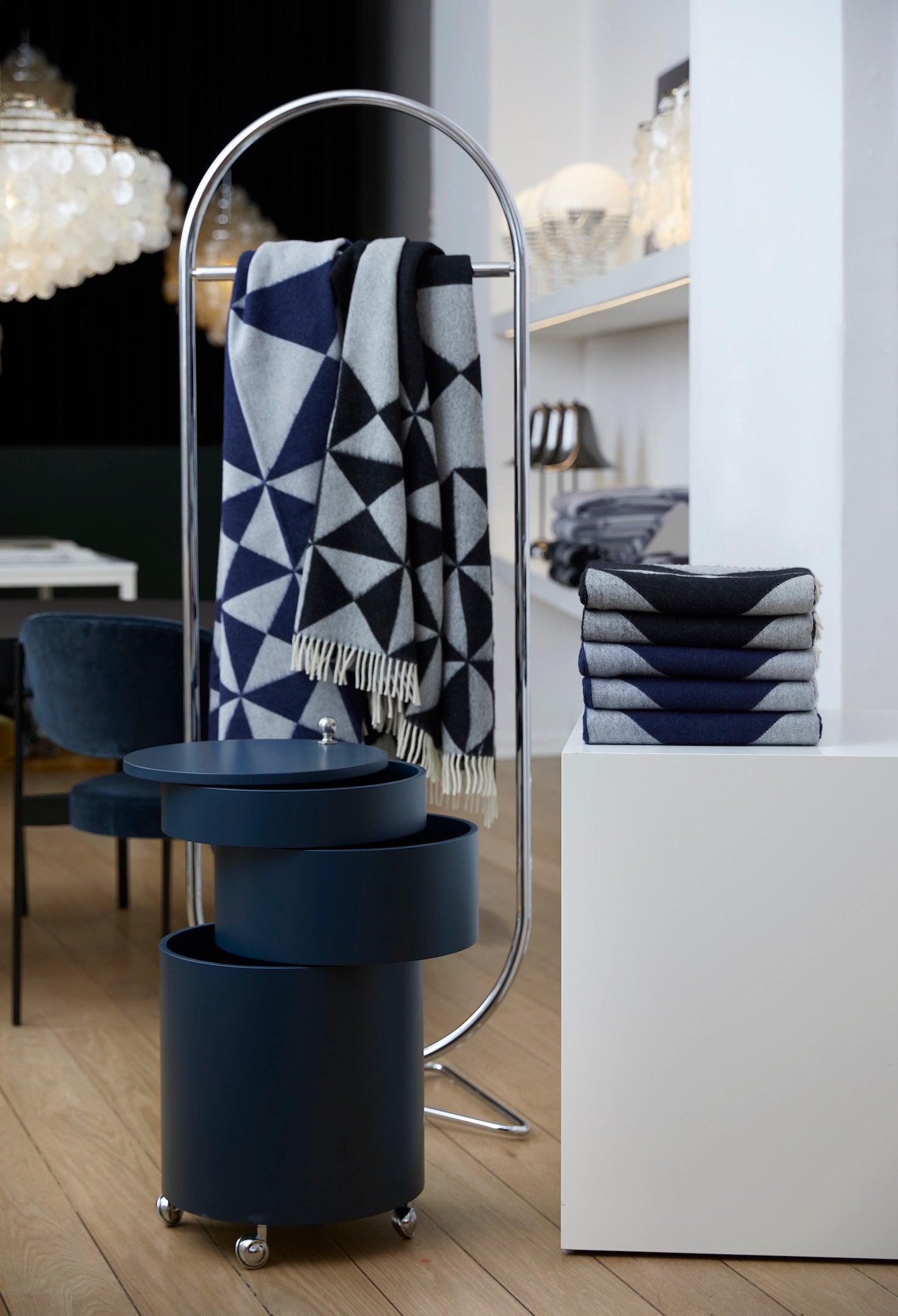 Narzuta MIRROR THROW granatowy Verpan Eye on Design