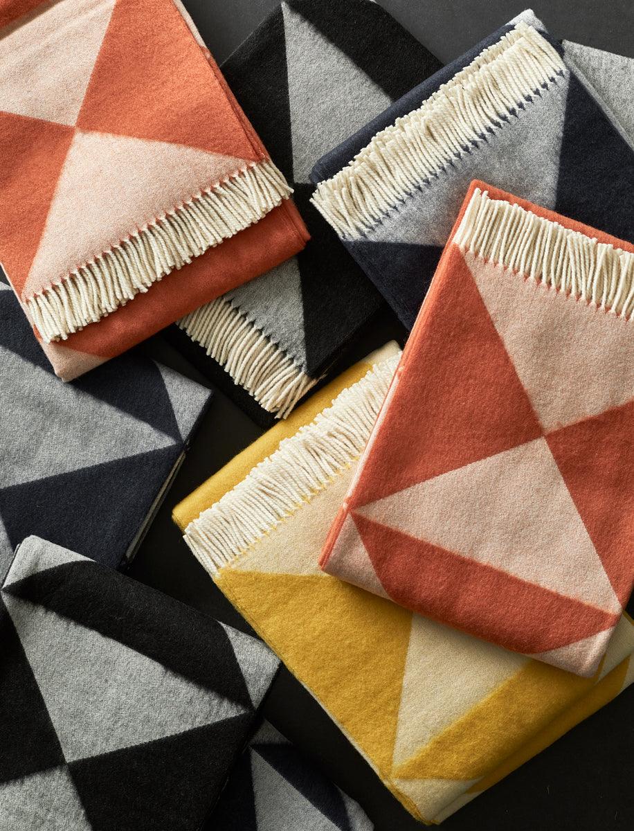 Narzuta MIRROR THROW granatowy Verpan Eye on Design