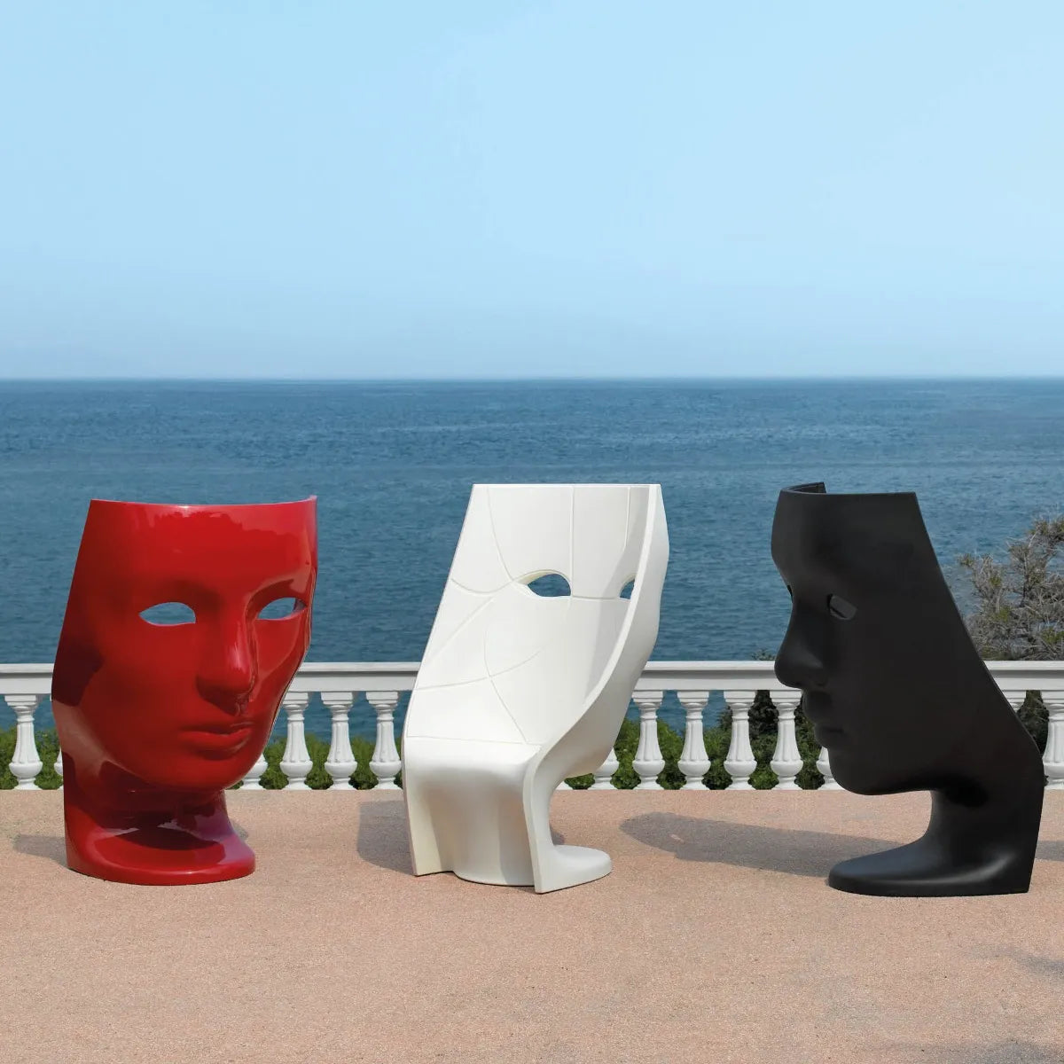 Roter glänzender roter Sessel