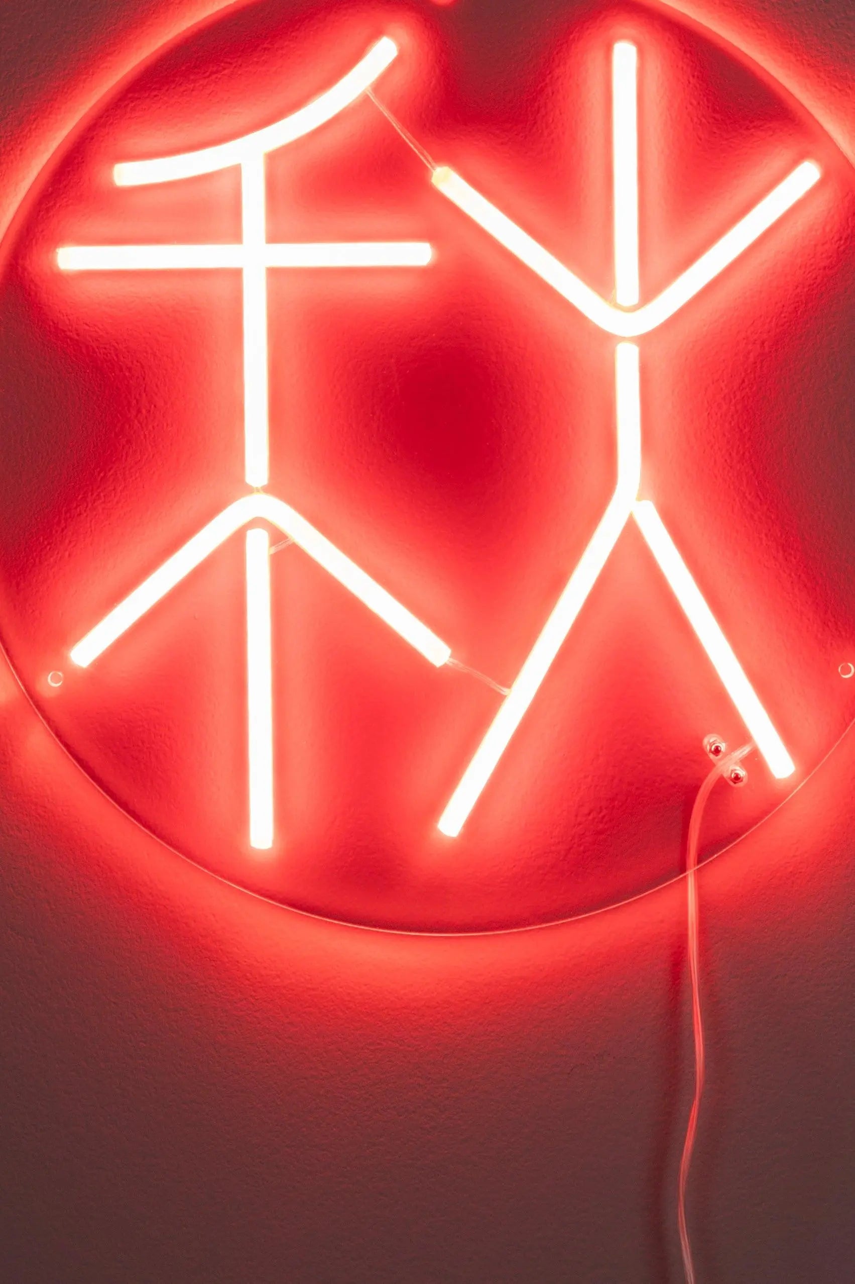 Neon ścienny SYA AUTUMN czerwony – szkło, Dutchbone