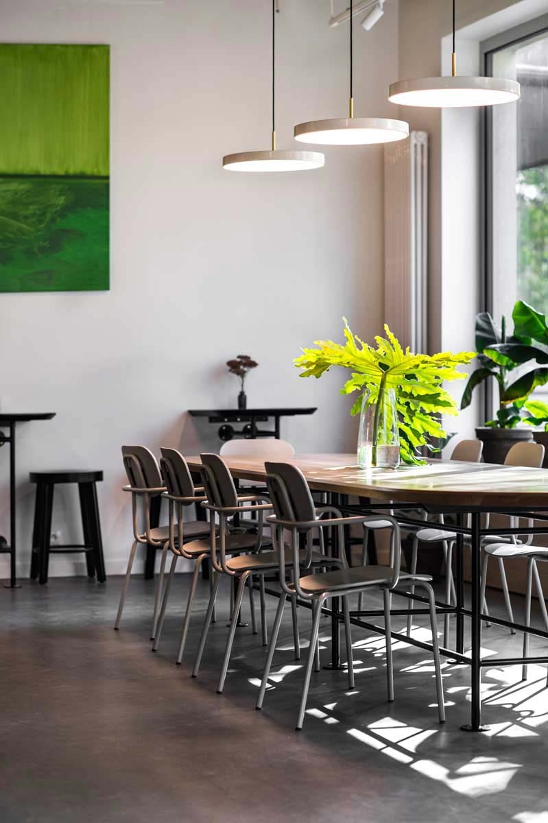 Stoel NEW SCHOOL met een baksteenkleurige basis