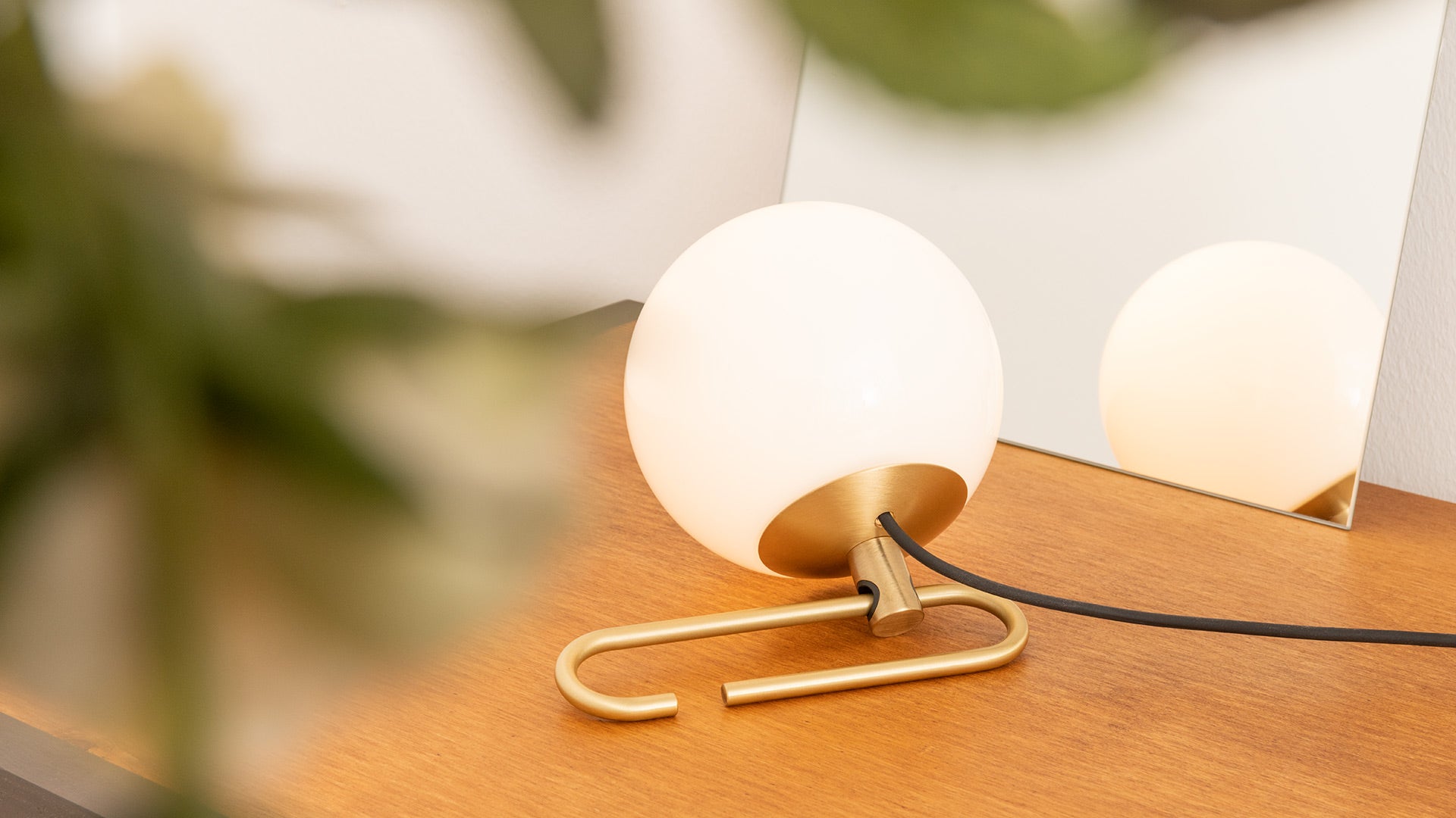 Tafellamp NH1217 messing met wit glas