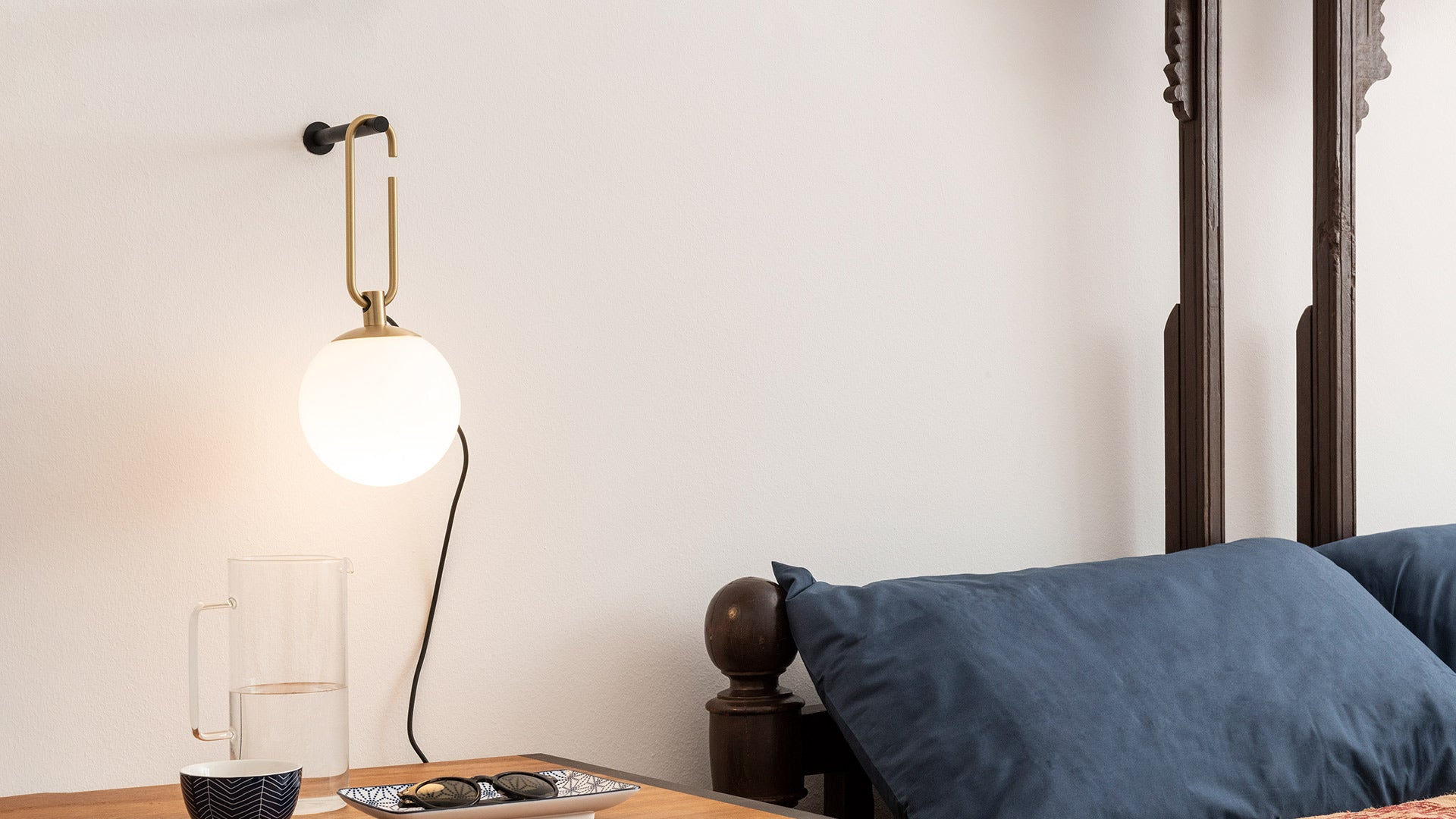 Wandleuchte NH schwarz mit messingfarbenem und weißem Glas