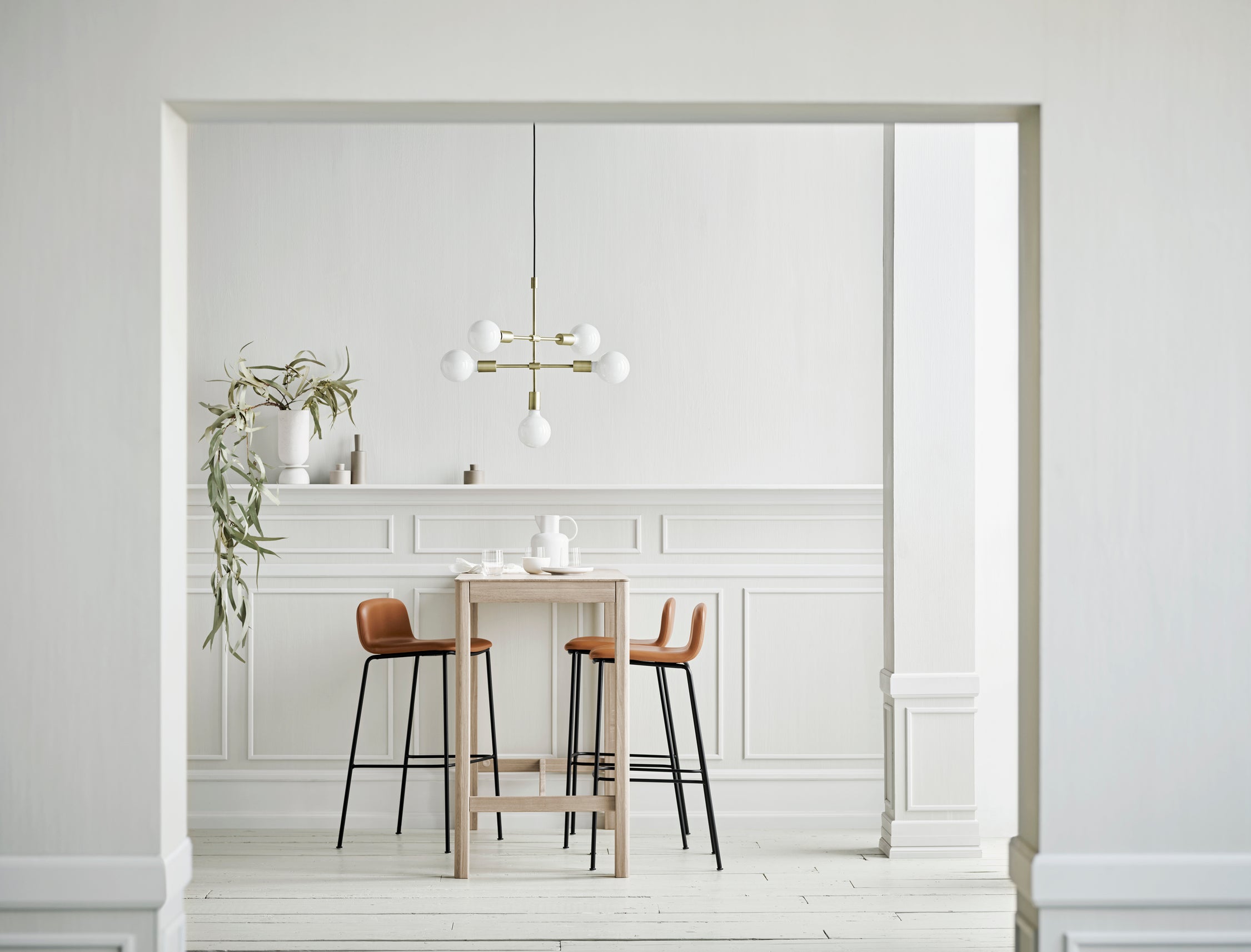 Hocker PALM eikenfineer met zwarte metalen basis