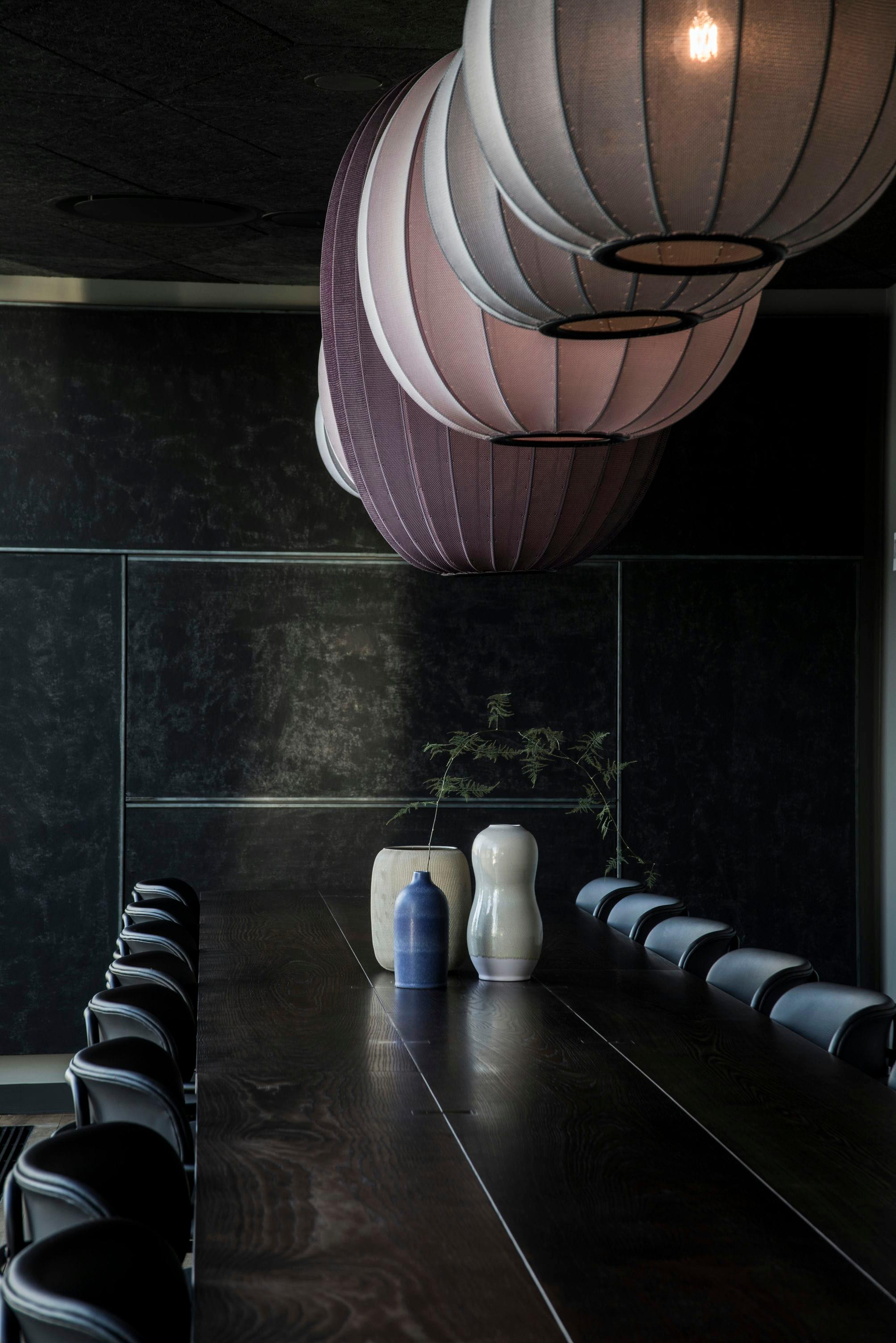 Hochburgunderhängende Lampe mit Strickaufguss