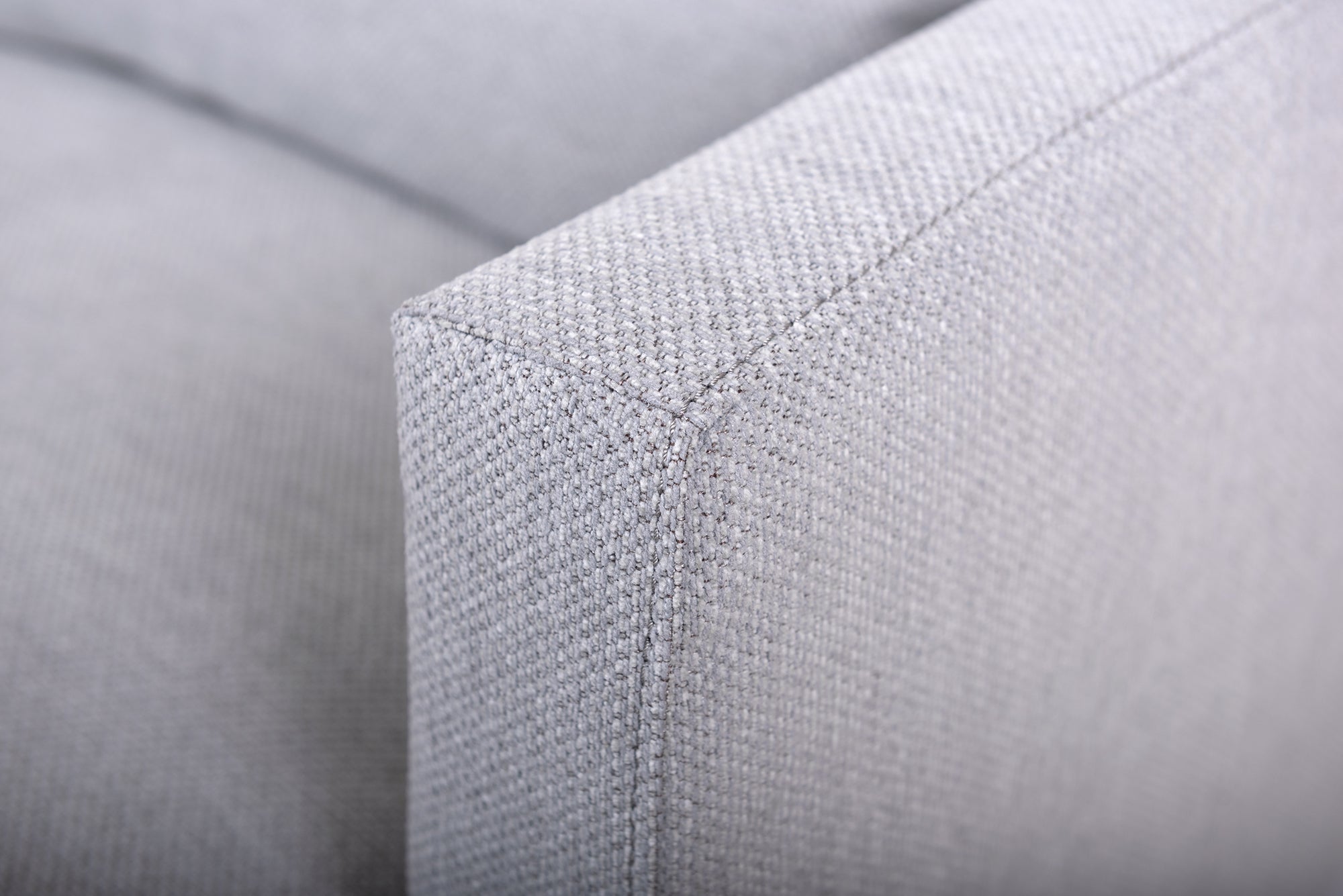 Sofa PARADISE gestoffeerd met een eiken basis