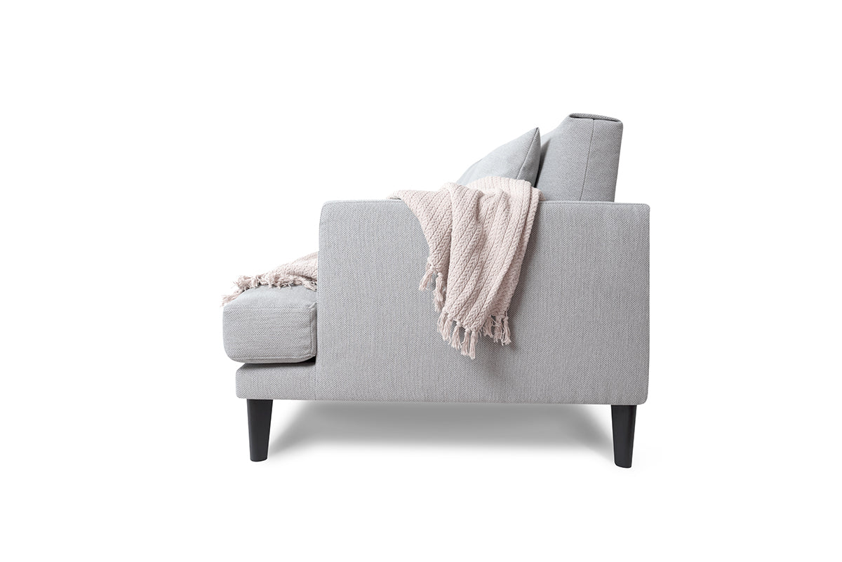 Sofa PARADISE gestoffeerd met een eiken basis