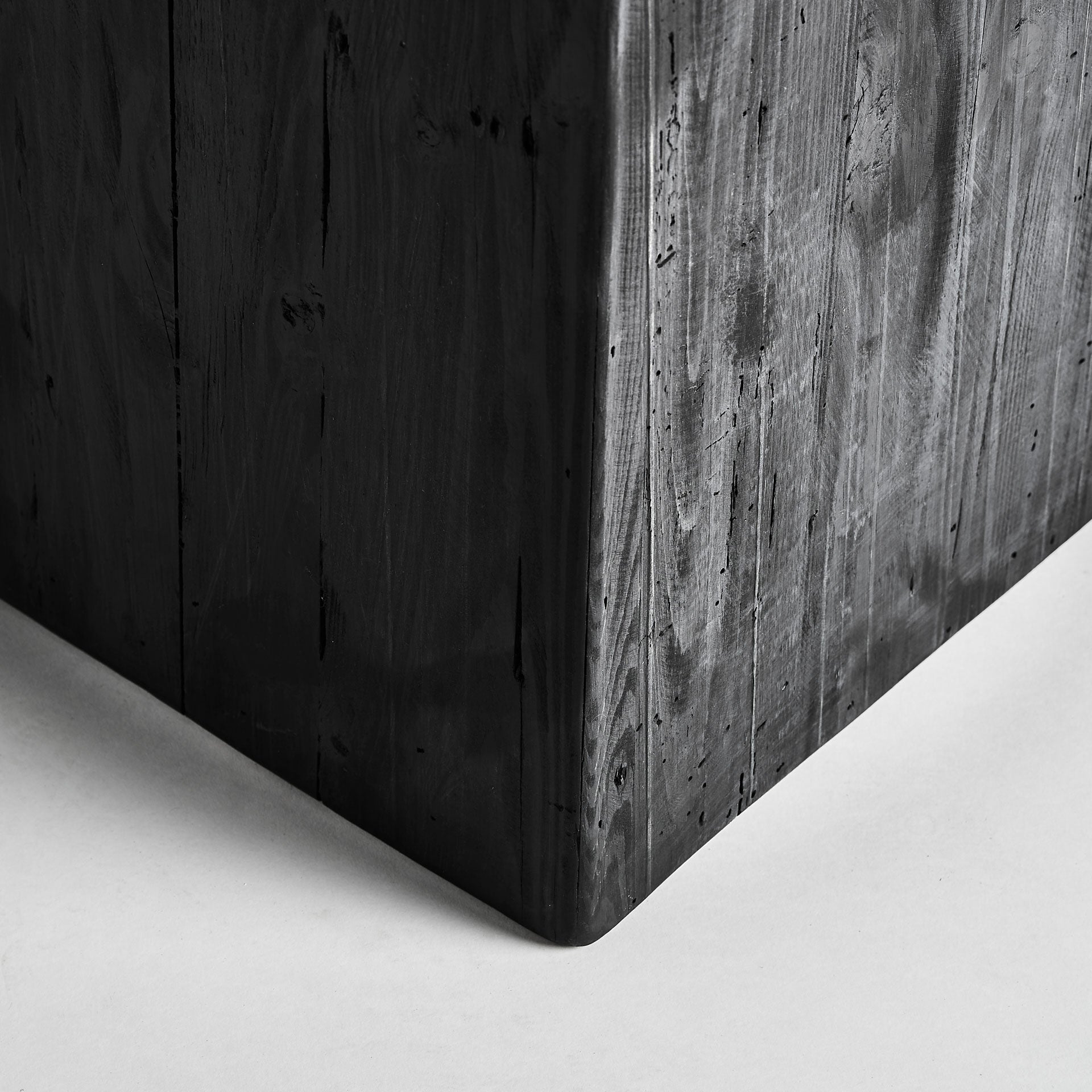 Kolumna VIEVY zwart gerecycled grenenhout