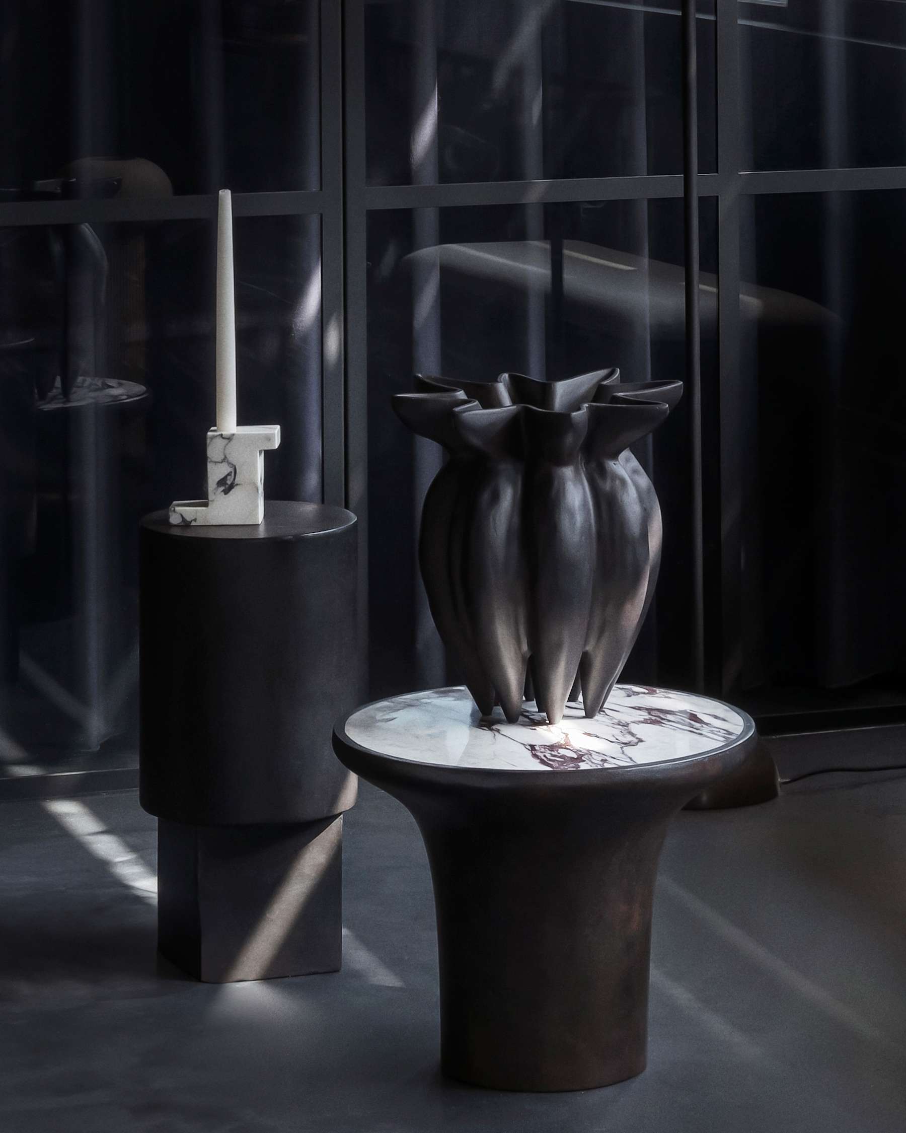 TRUMPET Couchtisch aus Beton mit Marmor