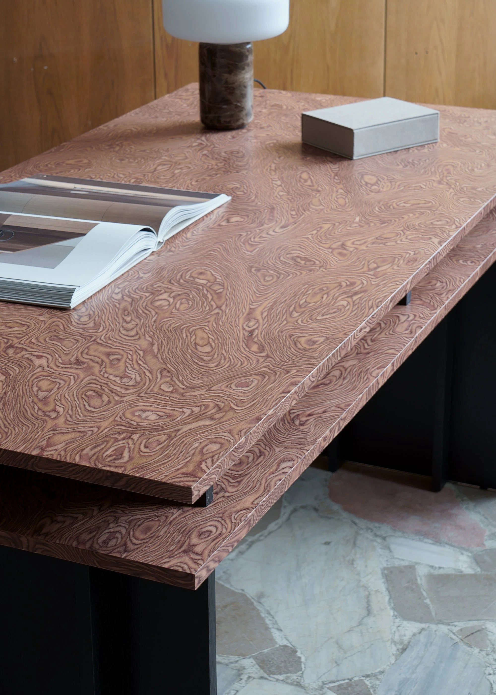 Biurko PIATO met gefineerd blad en zwarte basis