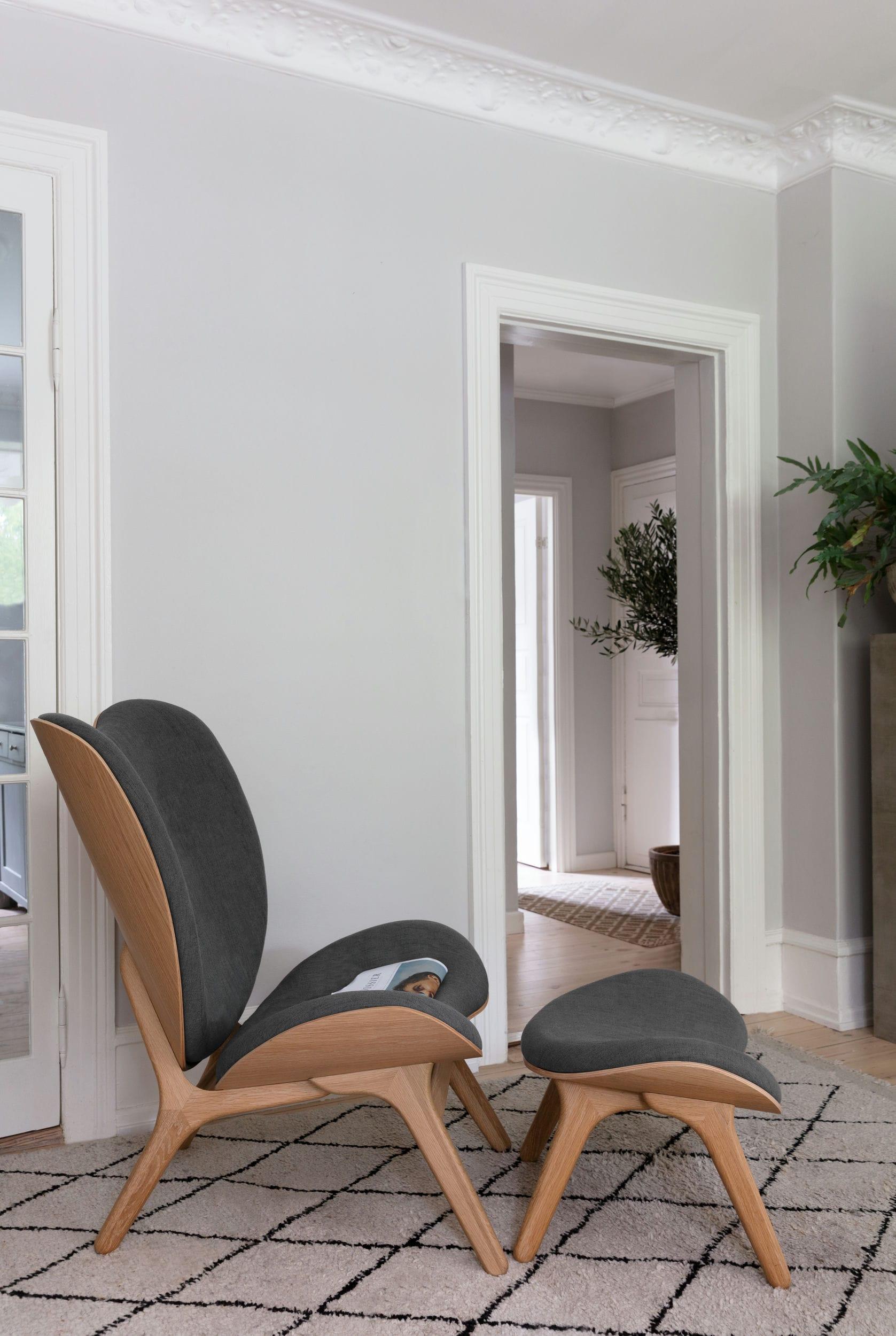 Podnóżek CONVERSATION PIECE antracytowy z dębową podstawą UMAGE Eye on Design