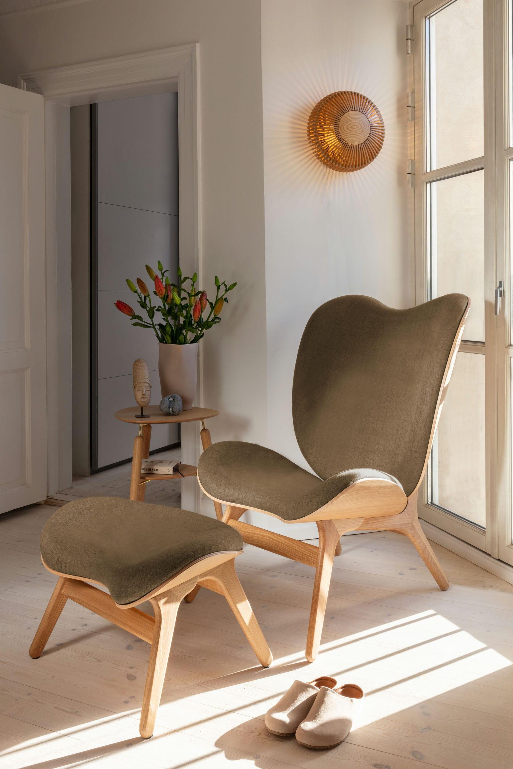 Podnóżek CONVERSATION PIECE baby blue z dębową podstawą UMAGE Eye on Design