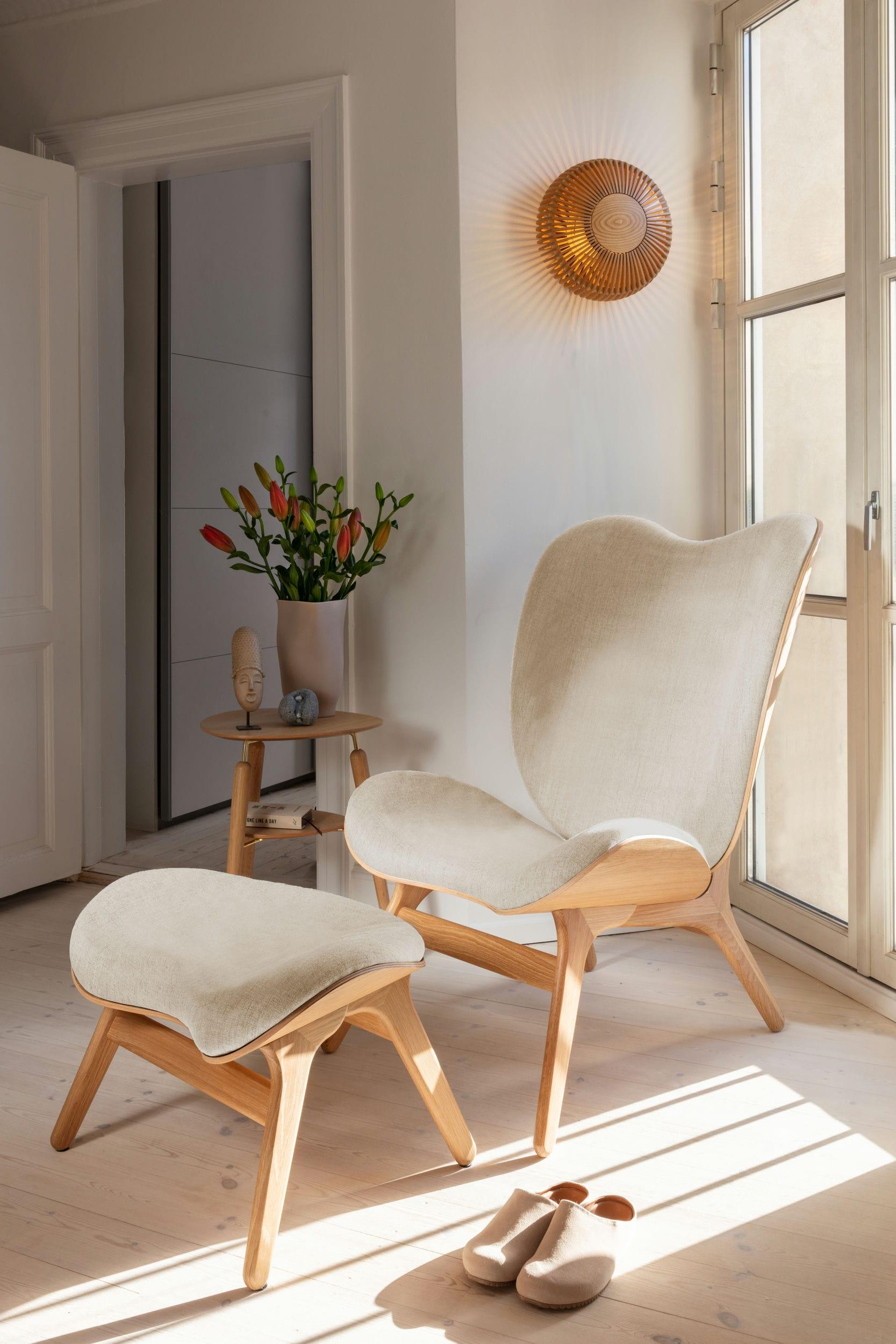 Podnóżek CONVERSATION PIECE beżowy z dębową podstawą UMAGE Eye on Design