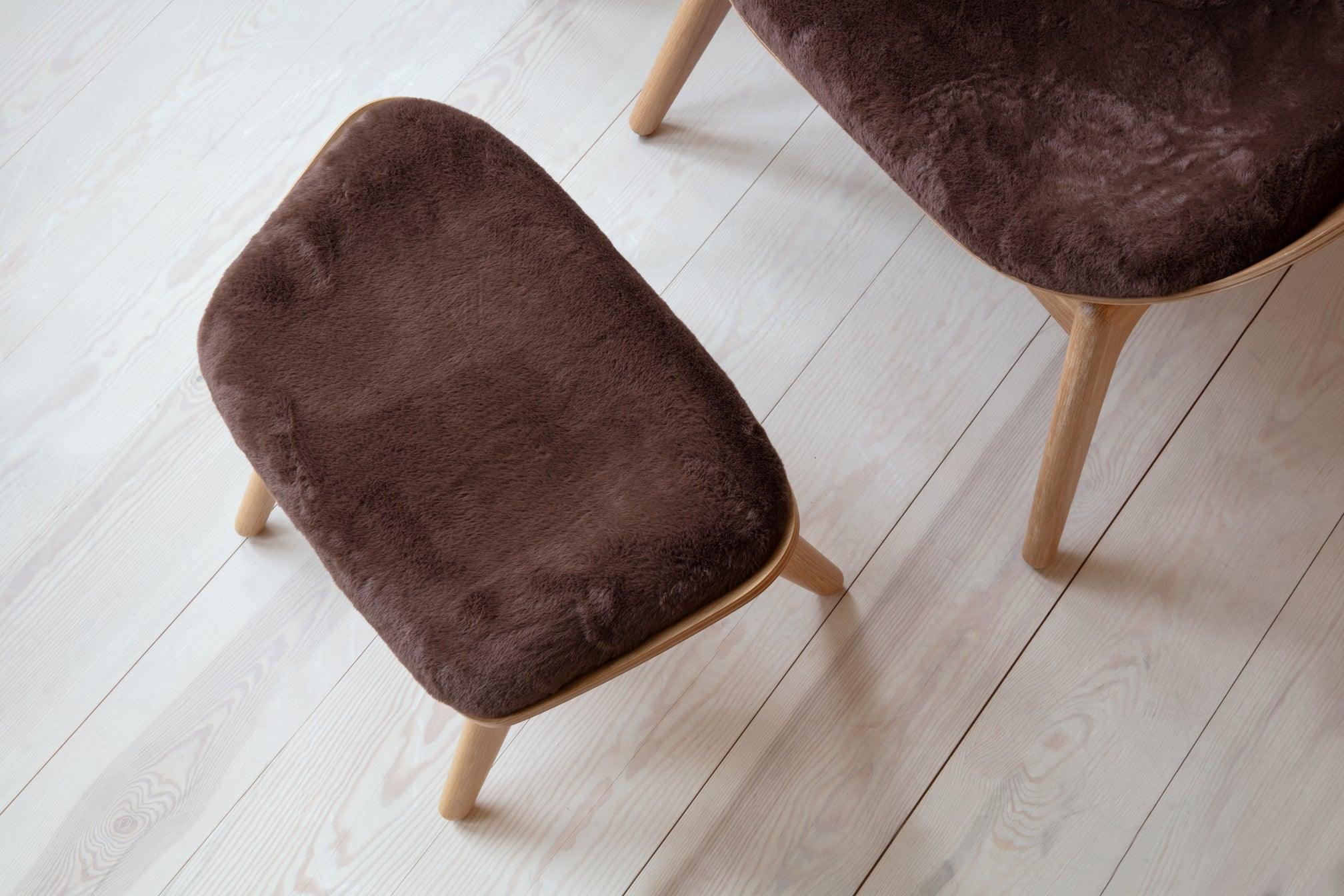 Podnóżek READER brązowy plusz z dębową podstawą UMAGE Eye on Design