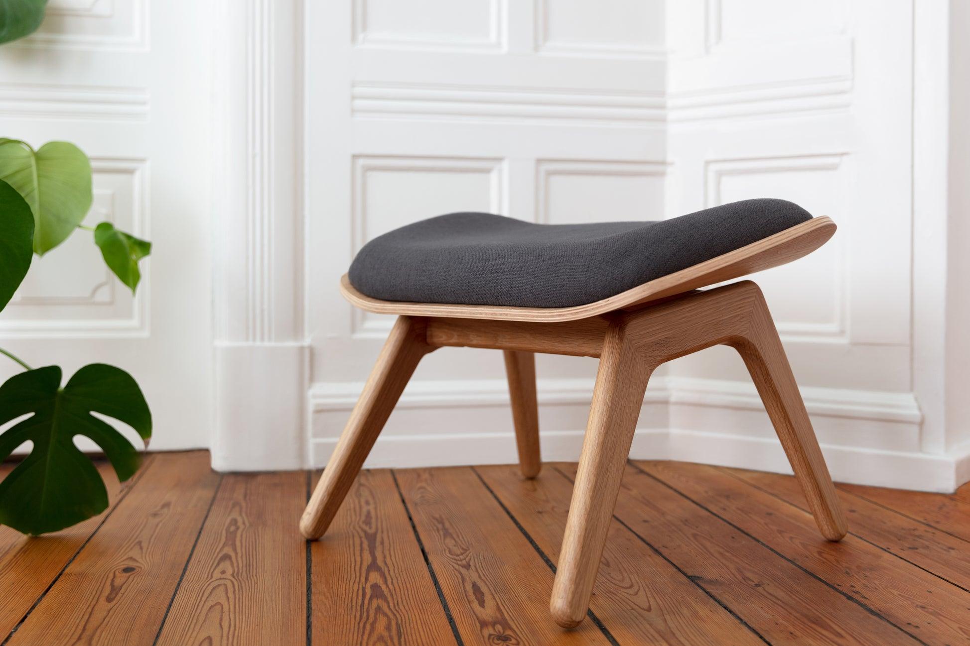 Podnóżek READER kawowy z dębową podstawą UMAGE Eye on Design