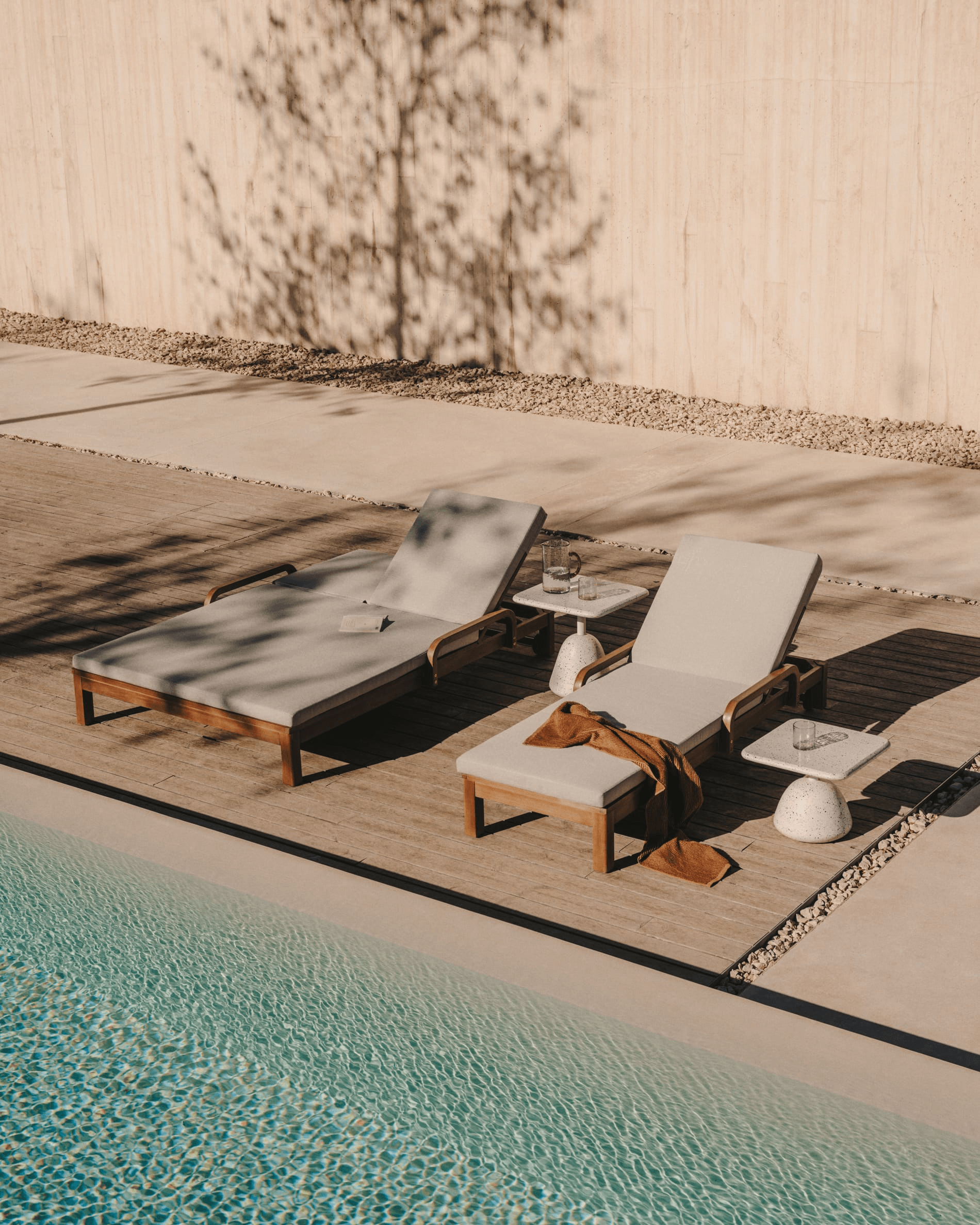 Podwójny leżak ogrodowy SONSAURA lite drewno eukaliptusowe La Forma Eye on Design