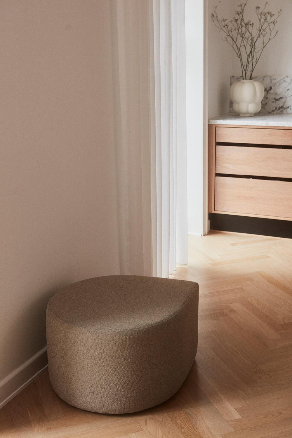 Puf z tkaniną boucle STILLA taupe AYTM Eye on Design