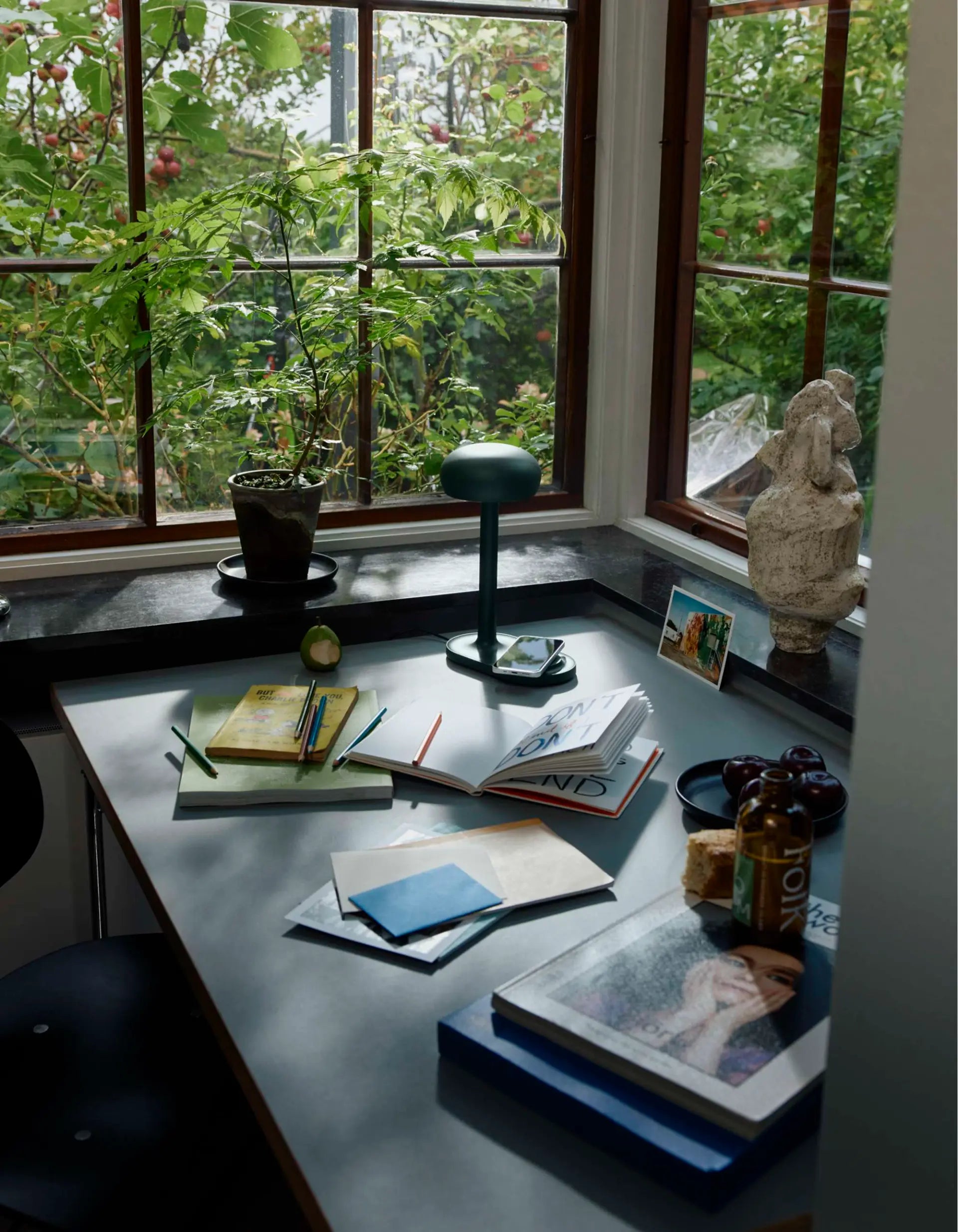 EMENDO green table lamp with wireless charger