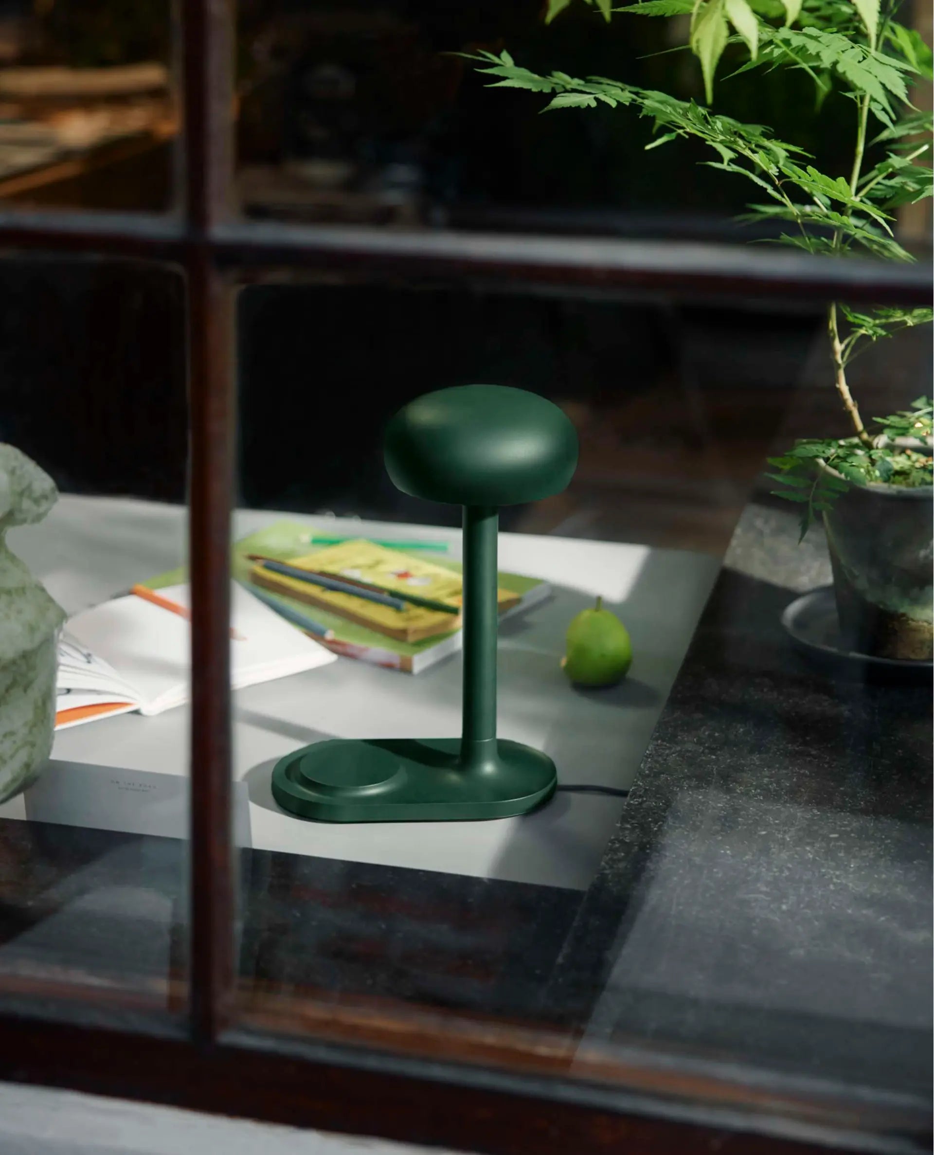 EMENDO green table lamp with wireless charger