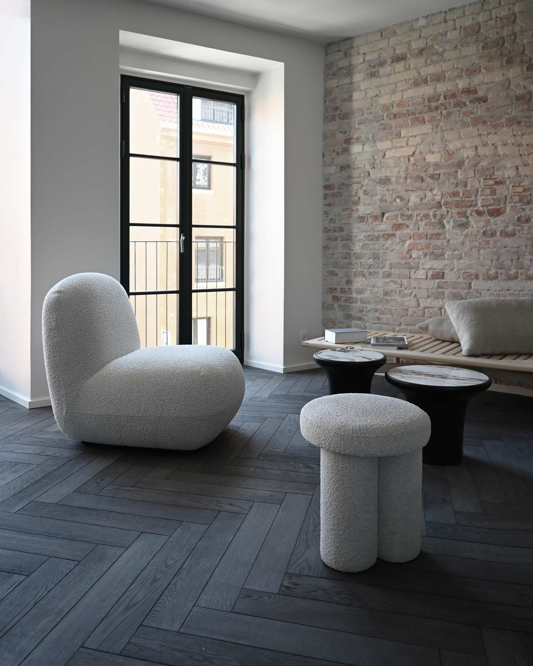 TRUMPET Couchtisch aus Beton mit Marmor