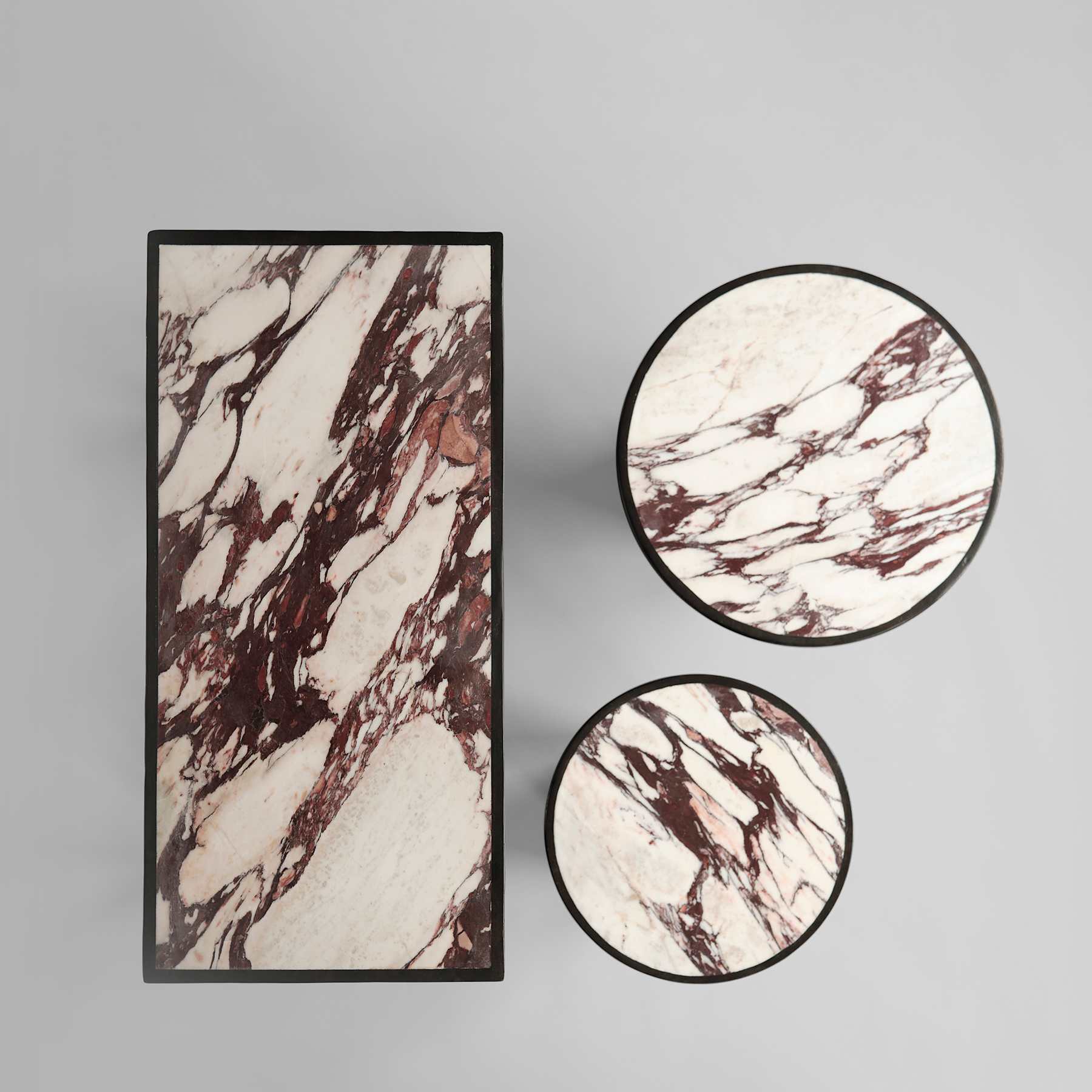 TRUMPET Couchtisch aus Beton mit Marmor