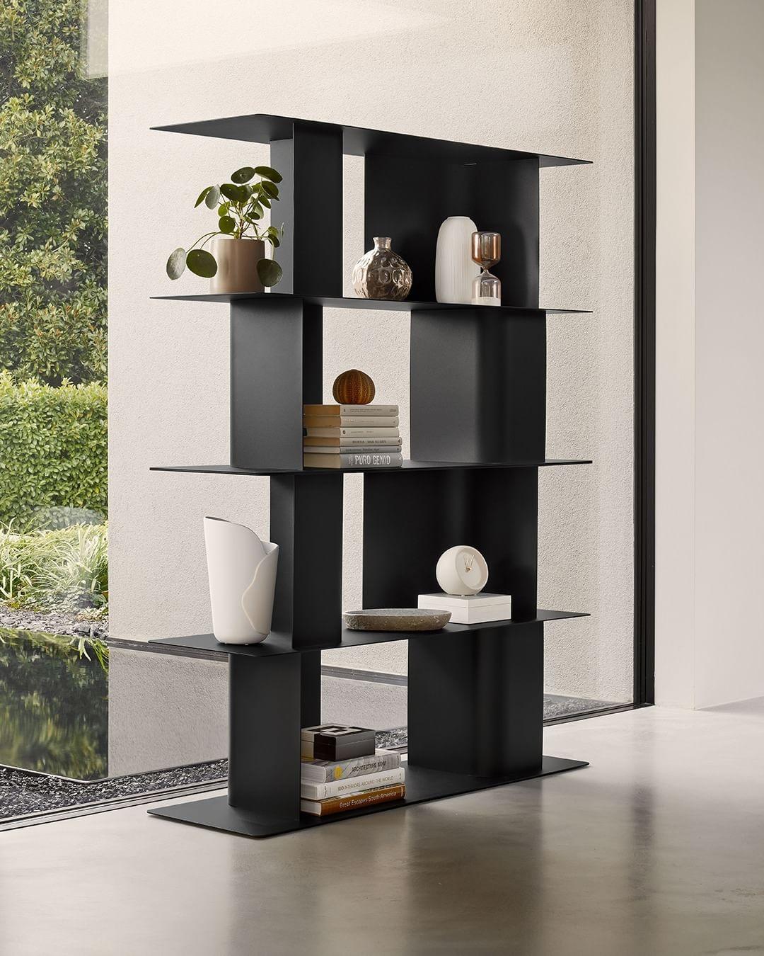 Regał wysoki CARV matowy czarny Calligaris Eye on Design