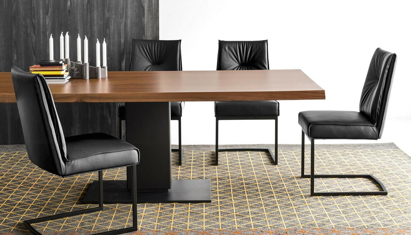 Stoel ROMY met bruin zitvlak en zwarte basis