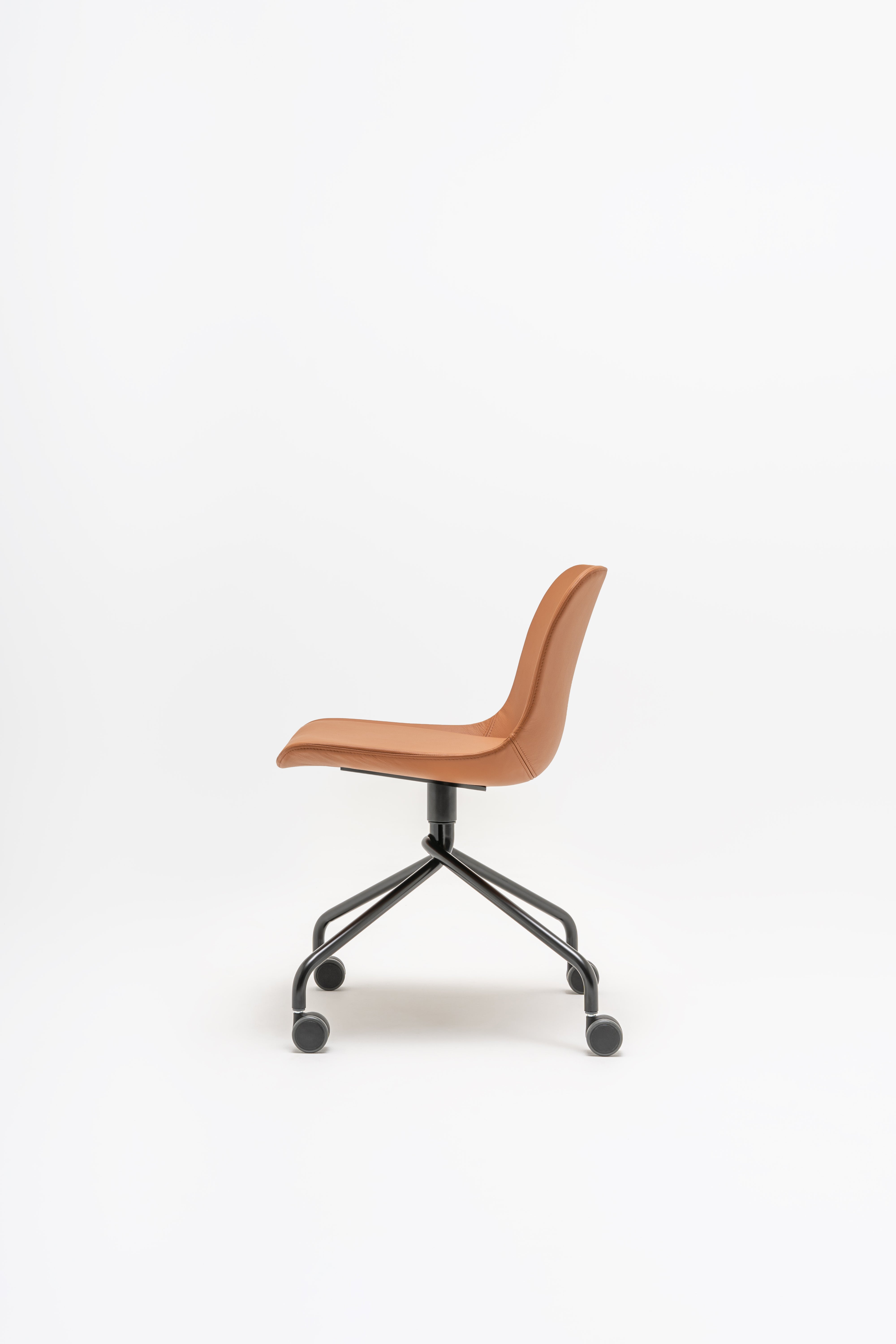 Schwenkstuhl Baltic 2 klassische Metallbasis mit Rädern bis zu einer weichen Oberfläche