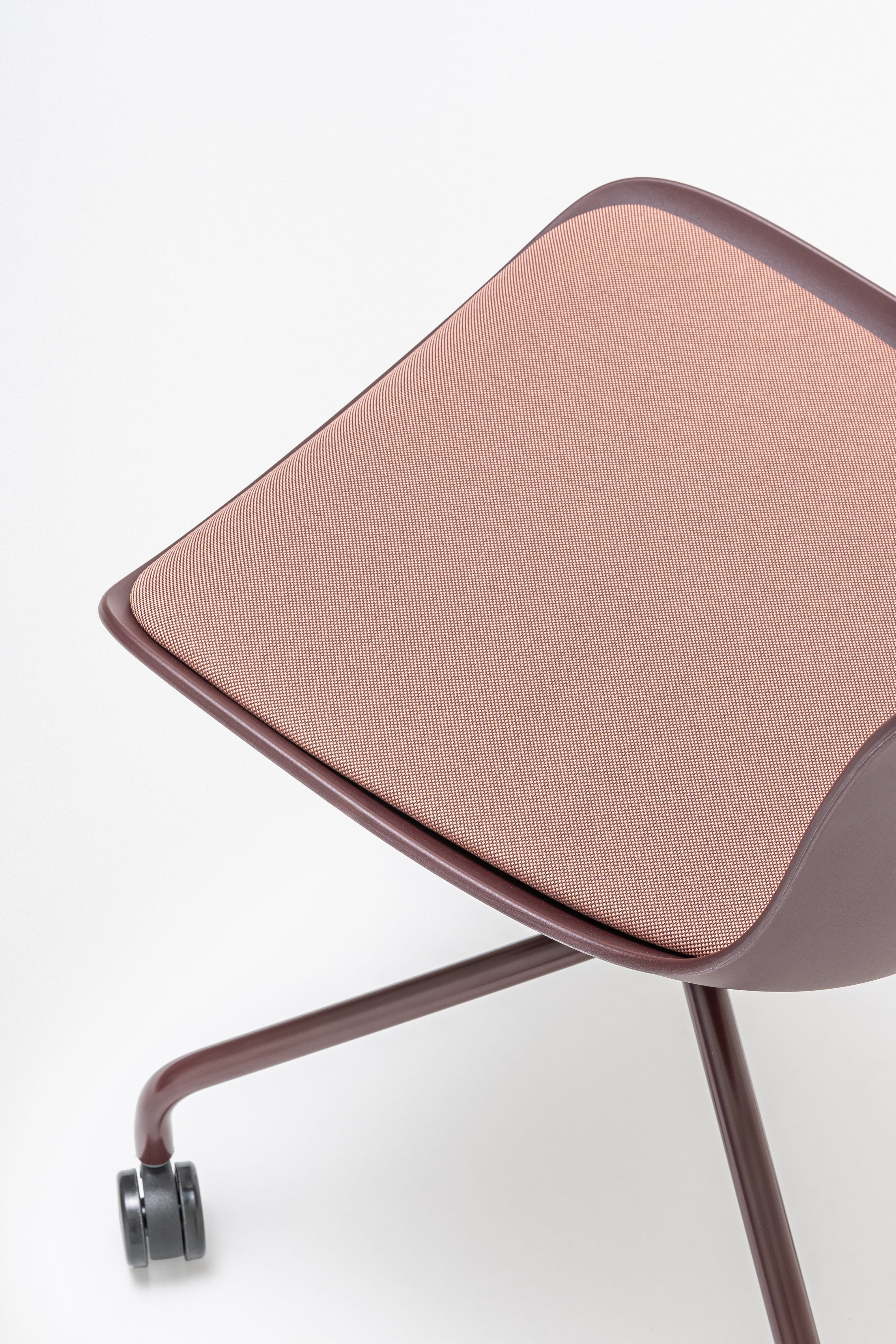 Draaistoel BALTIC 2 REMIX met aluminium basis en wielen voor harde oppervlakken