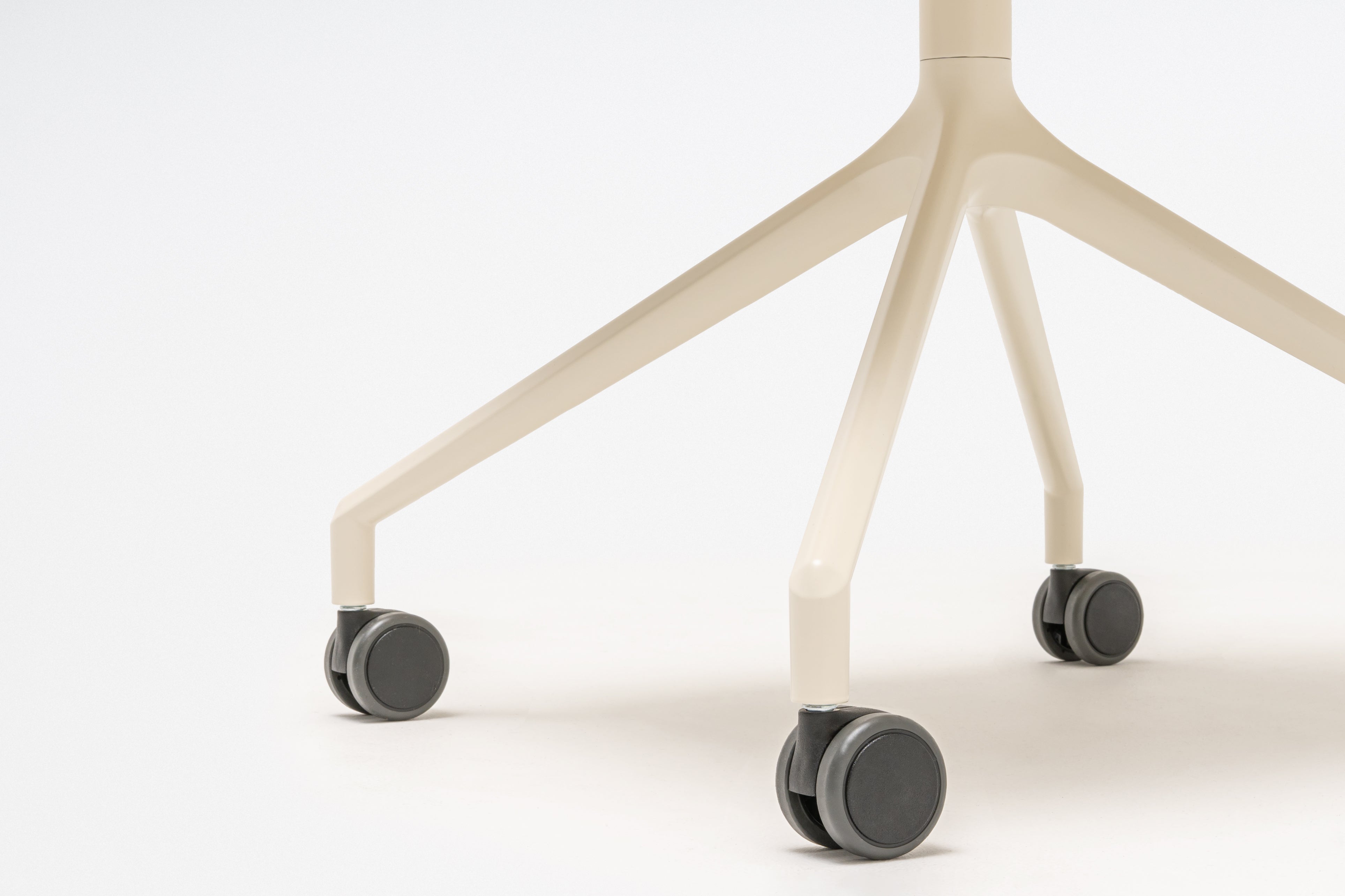 Draaistoel BALTIC 2 REMIX met aluminium basis en wielen voor harde oppervlakken