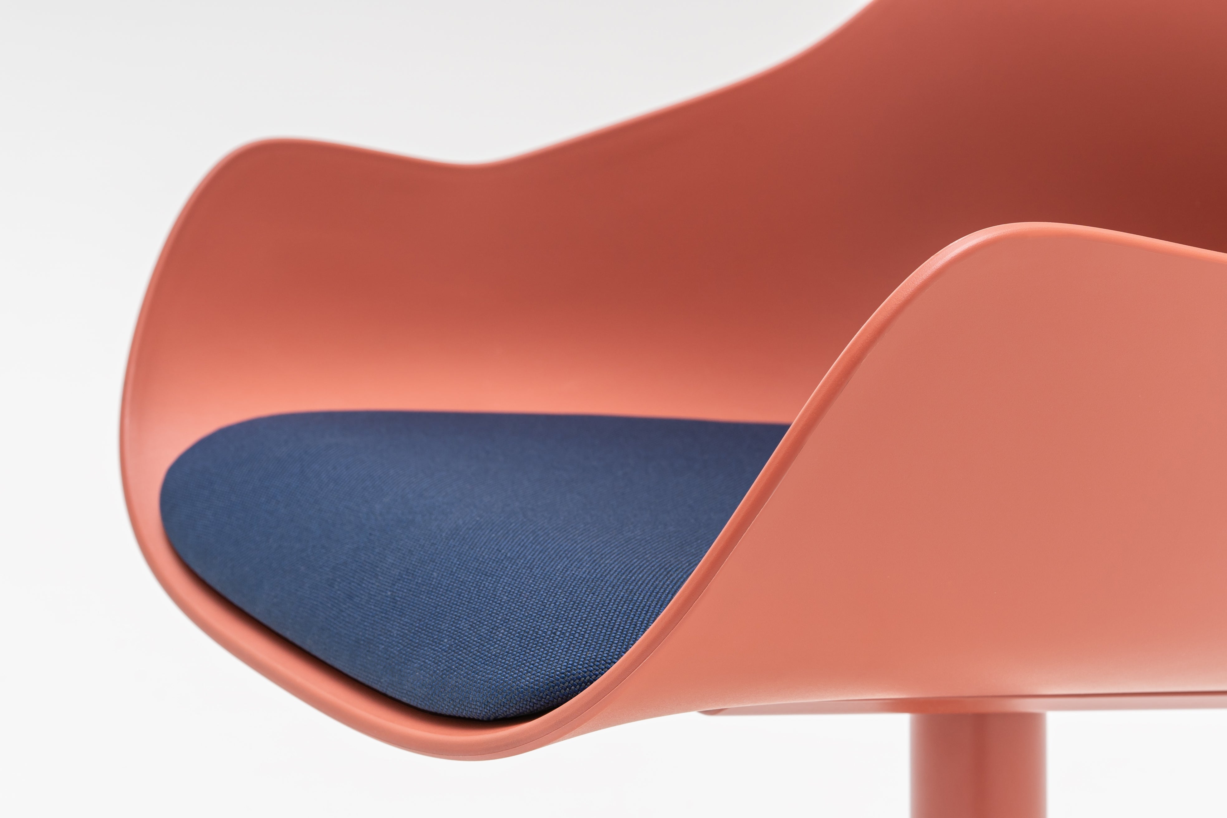 Draaistoel BALTIC REMIX met metalen basis en wielen