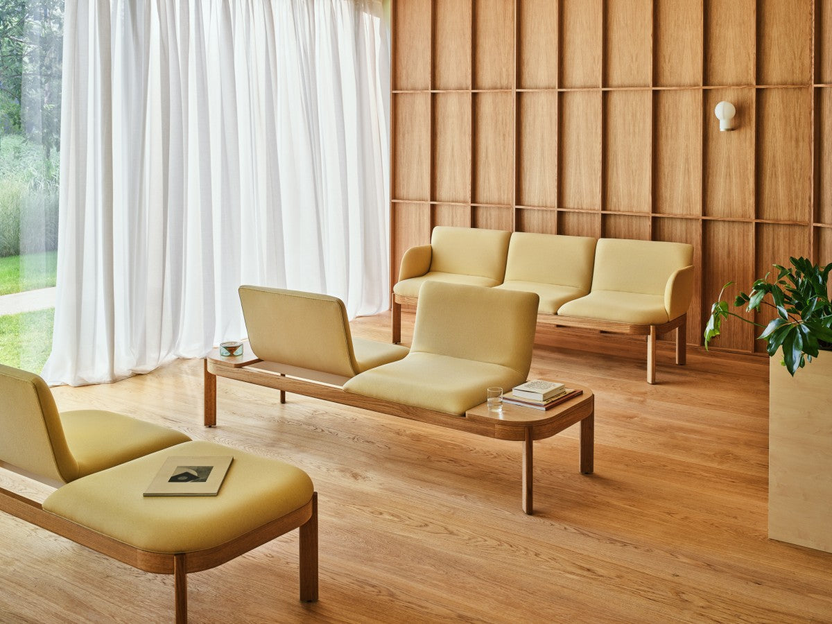 Gestoffeerde bank met rugleuning RAMP houten basis